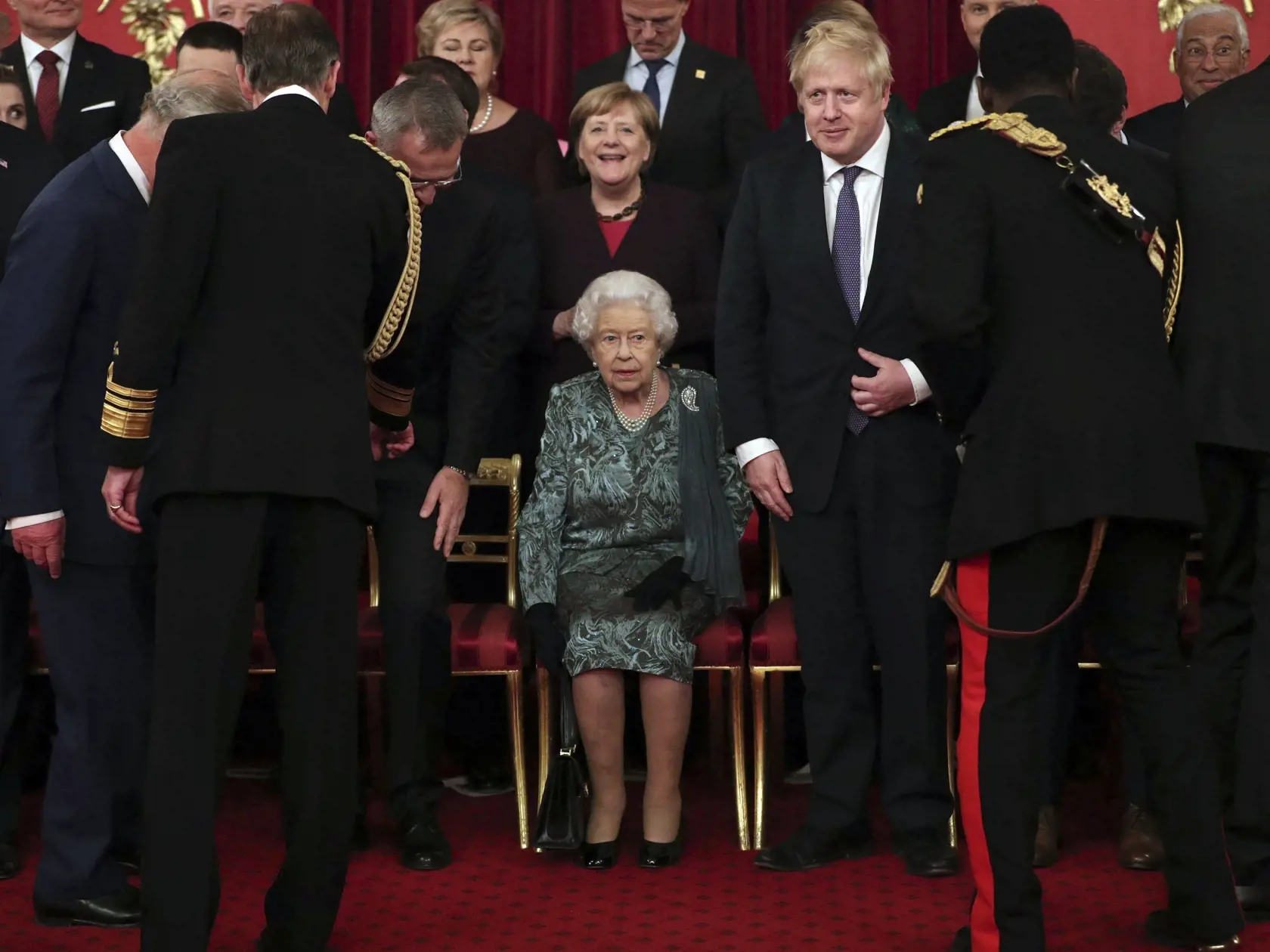 Britská kráľovná Alžbeta II. a britský premiér Boris Johnson pred spoločným fotením počas slávnostnej recepcie pre lídrov NATO v Buckinghamskom paláci v rámci samite NATO 3. decembra 2019 v Londýne.