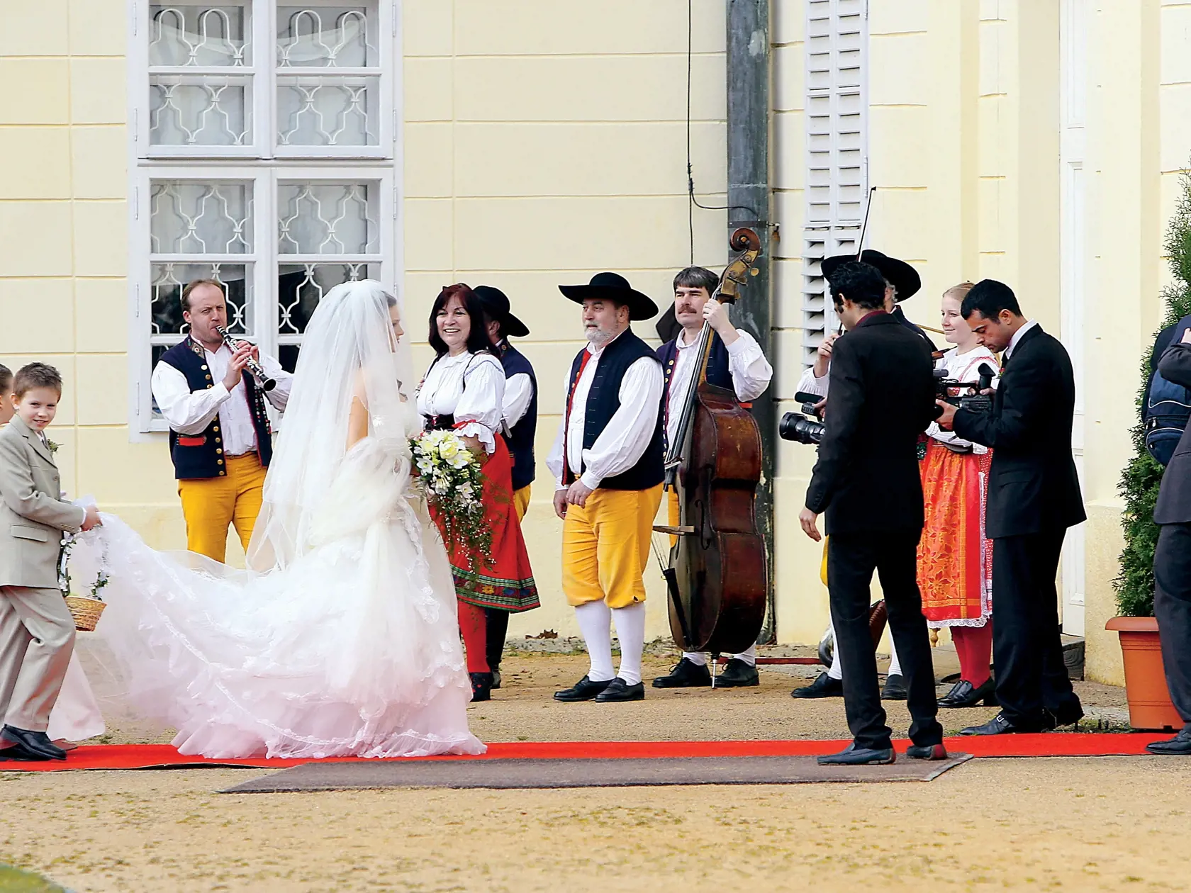 Andrea Verešová, nevesta, Daniel Volopich, svadba, Mariánske Lázne, kapela
foto : Ladislav Prikler
uverejnené Šarm 11/2007
pôvodný súbor:IMG_9881.eps