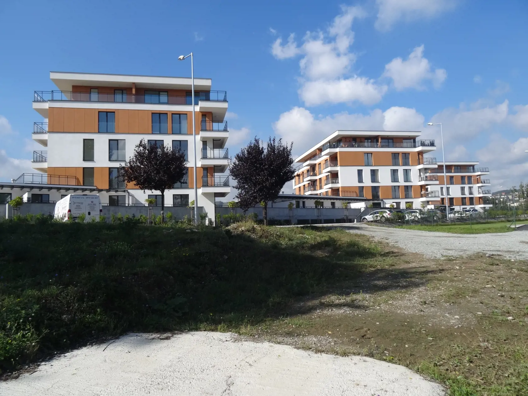 V bloku v popredí sa nachádza 24 bytov. Všetky patria S. Hrehovi.