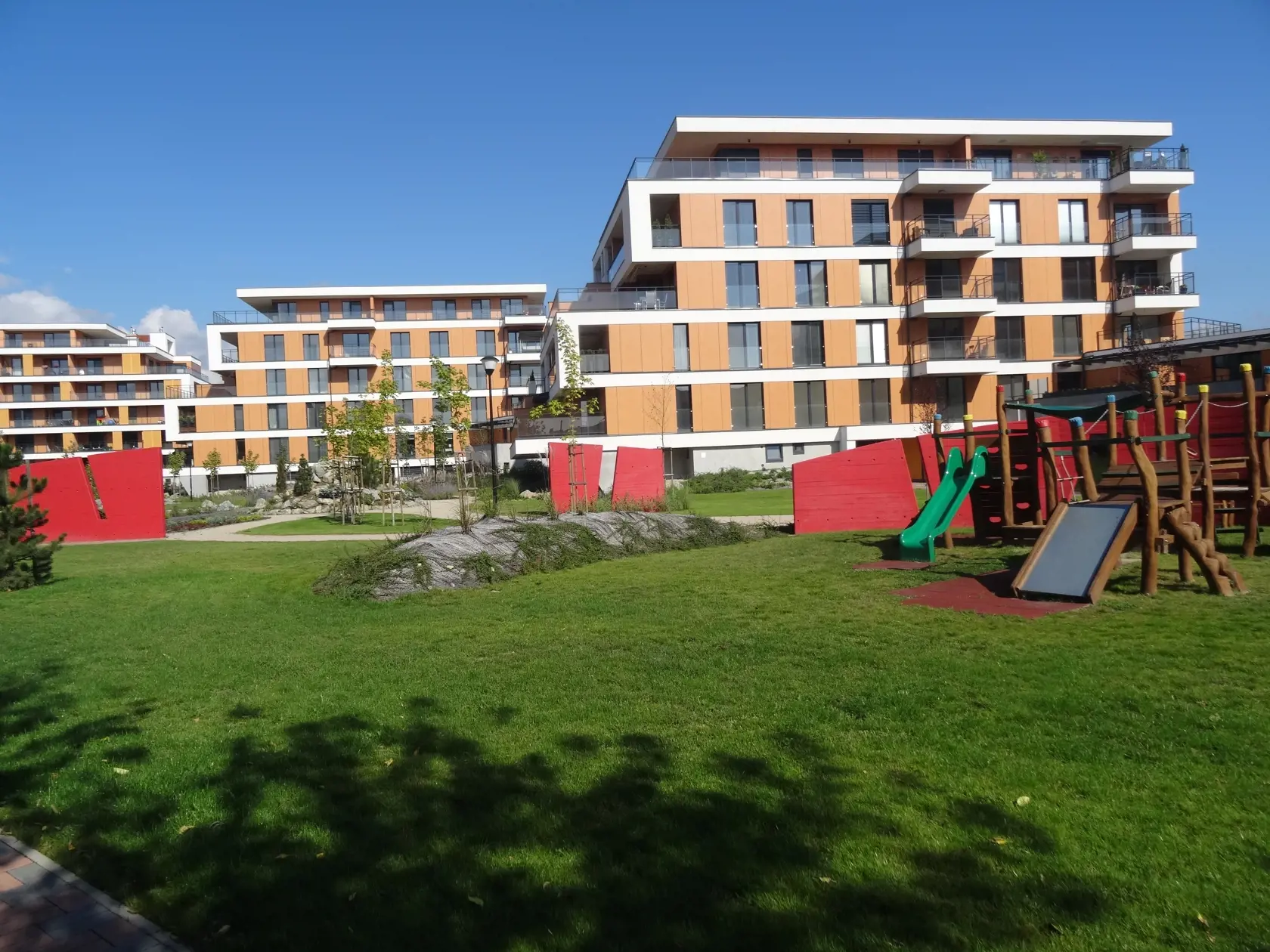 Súčasťou komplexu park Anička sú ihriská pre deti, ale aj altánky na posedenie pre dospelých.