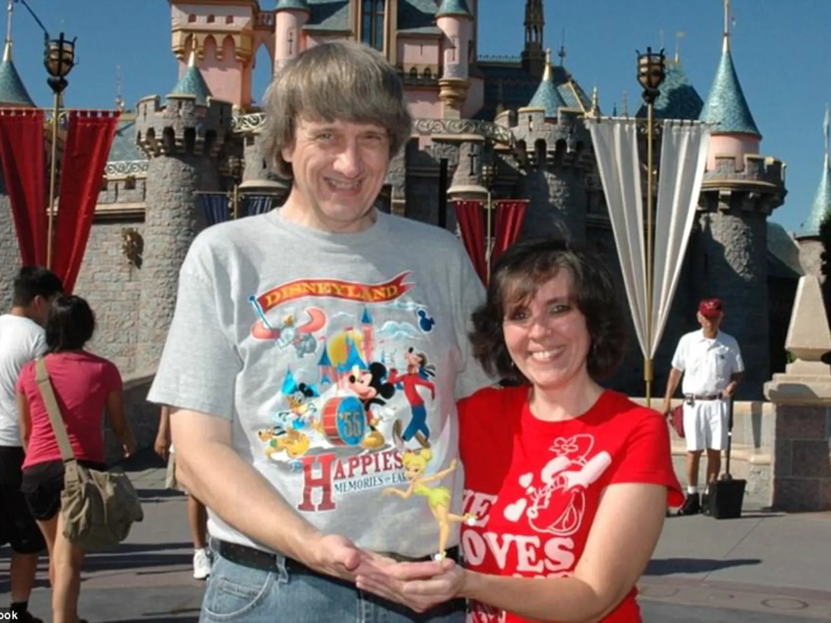 David a Louise Turpinovci na návšteve Disneylandu.