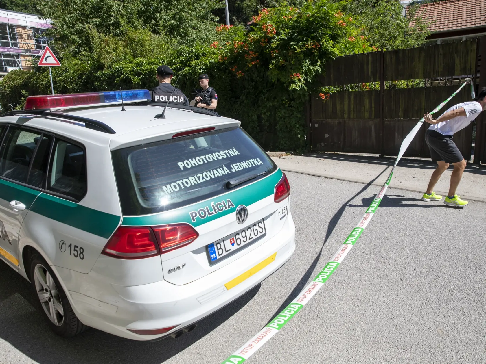 Na síimke sú policajti a záchranné zložky na Neronetovej ulici v Bratislave, kde sa strieľalo. 