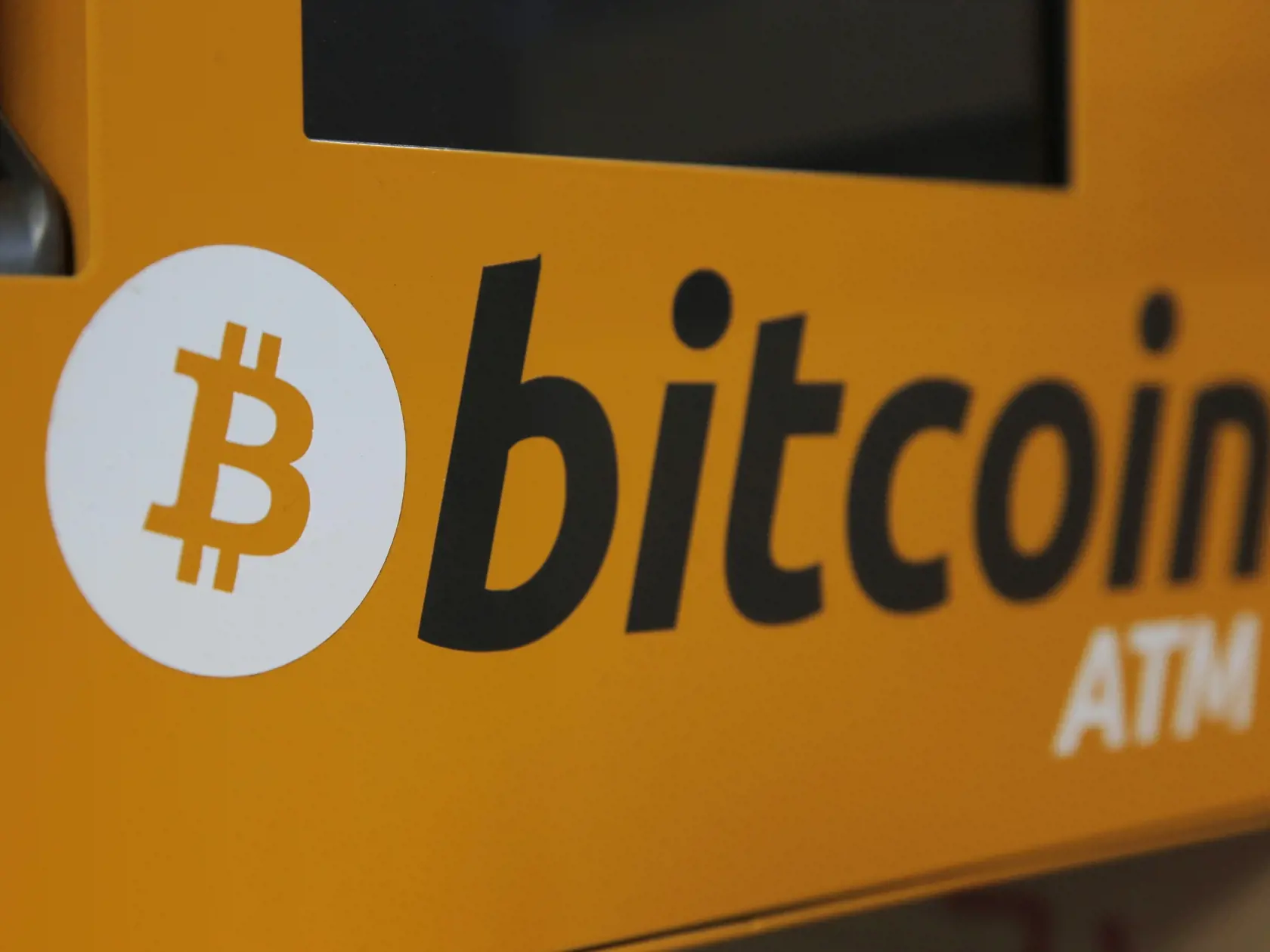 Na archívnej snímke z 21. decembra 2017 logo bitcoinu na automate v Hongkongu. Bitcoin pokračuje v raste a v stredu 16. decembra 2020 sa prvýkrát v histórii jeho cena dostala nad 20.000 USD (16.474,46 eura). Podľa expertov je dôvodom jeho širšia akceptácia medzi investormi. Najznámejšia kryptomena vzrástla o 4,5 % a dostala sa až na 20.440 USD.