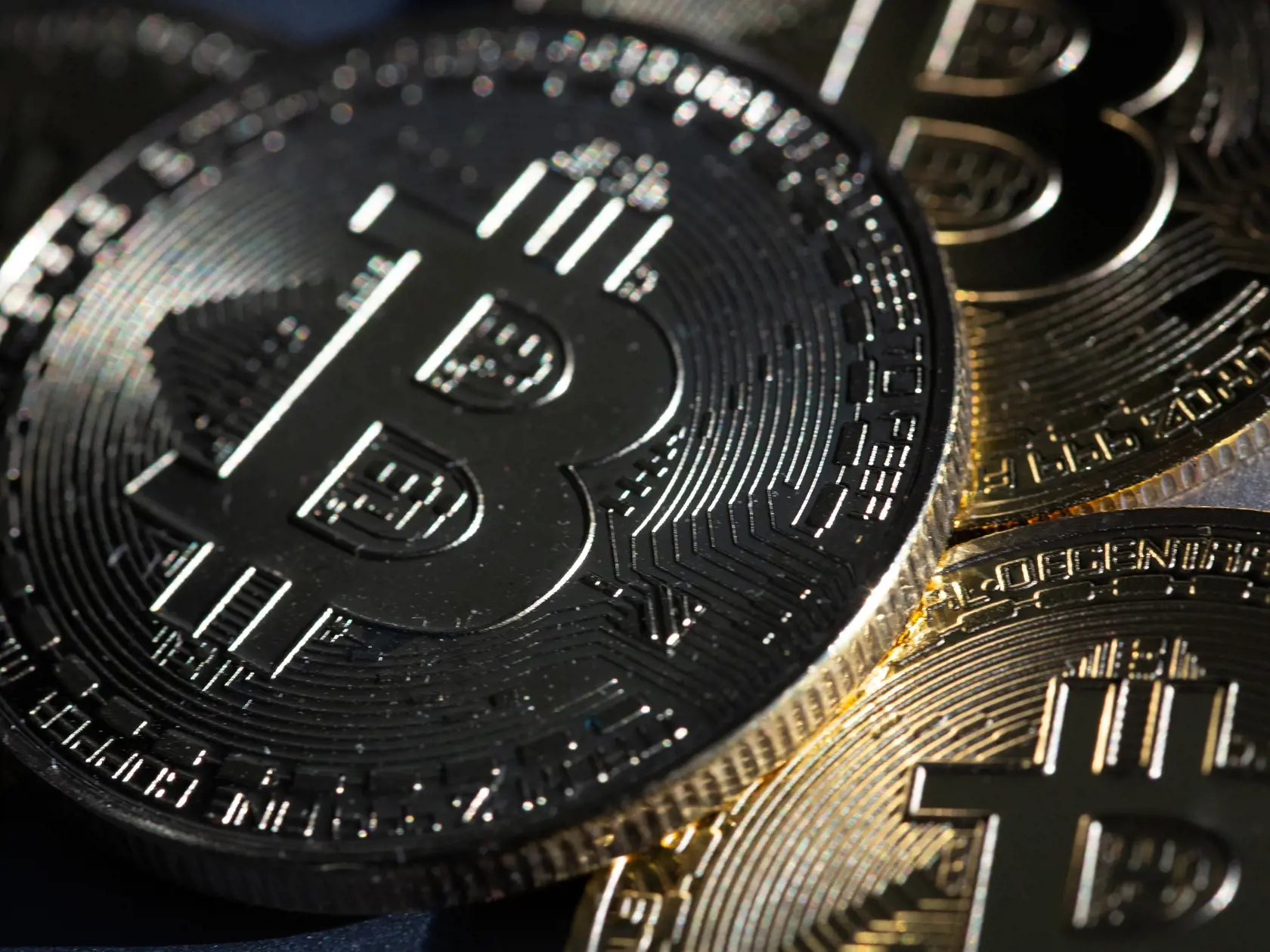 Na archívnej snímke z 5. marca 2022 mince bitcoinu, najznámejšej digitálnej meny, sú na stole v Berlíne. Kryptomeny pokračovali v piatok v raste a zrejme zaznamenajú svoj najlepší týždeň od začiatku roka 2021.