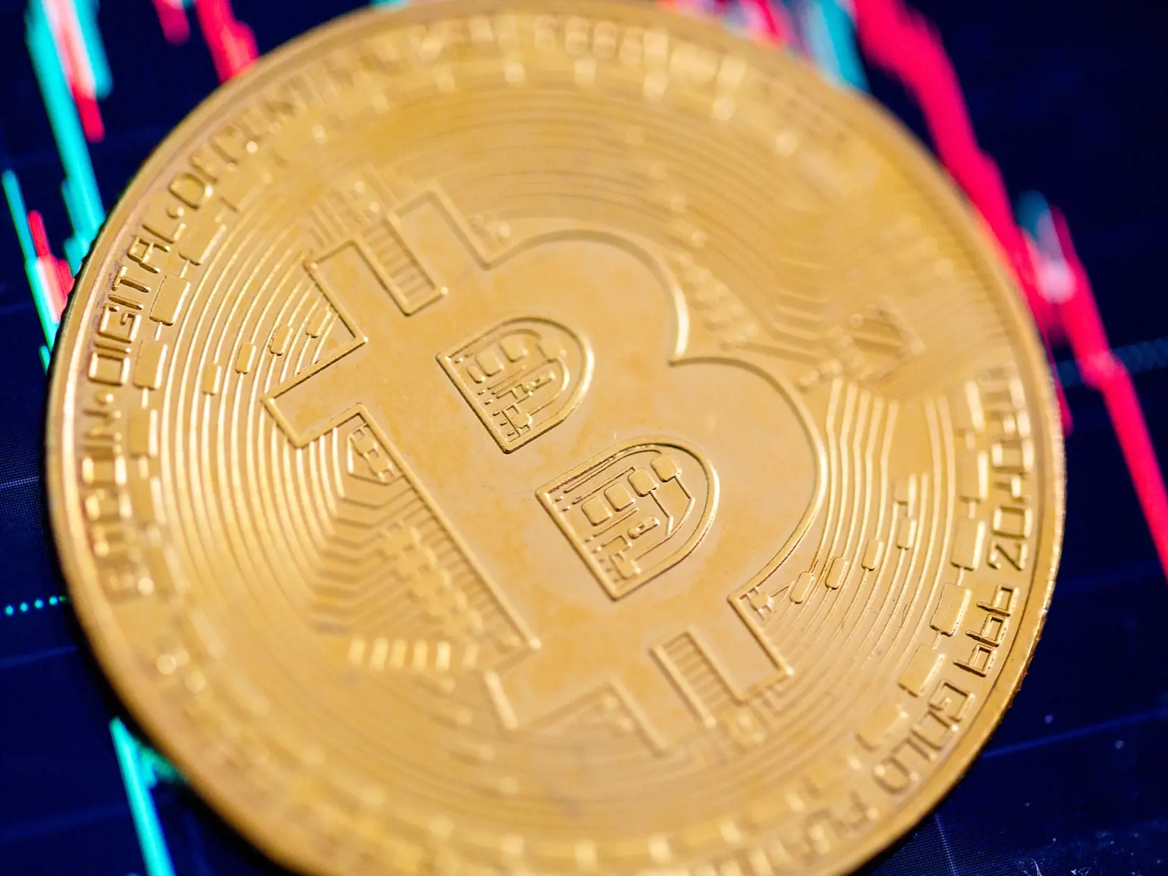 Na archívnej snímke z 22. mája 2013 minca kryptomeny bitcoin. Kryptomeny zostali pod tlakom aj na konci týždňa. Bitcoin sa v piatok 18. augusta 2023 dostal pod hranicu 26.000 USD (23.925,65 eura), keď pokračoval v oslabovaní po náhlom štvrtkovom (17. 8.) prepade. Piatkové obchodovanie ukončil so stratou okolo 6 % na 26.038,41 USD.