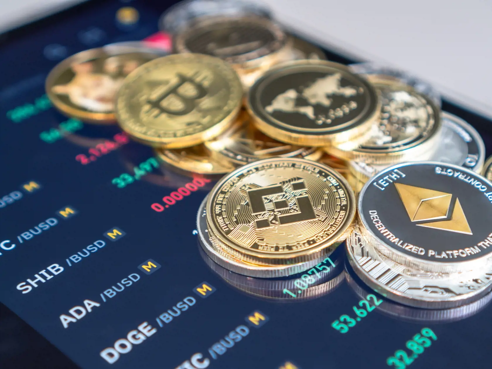 Ceny kryptomien sa zotavili z veľkého prepadu zo začiatku týždňa. Bitcoin sa v piatok ráno podľa CoinMetrics dostal až na 38.015,16 USD, čo bola jeho najvyššia cena za viac ako rok (Ilustračná foto).