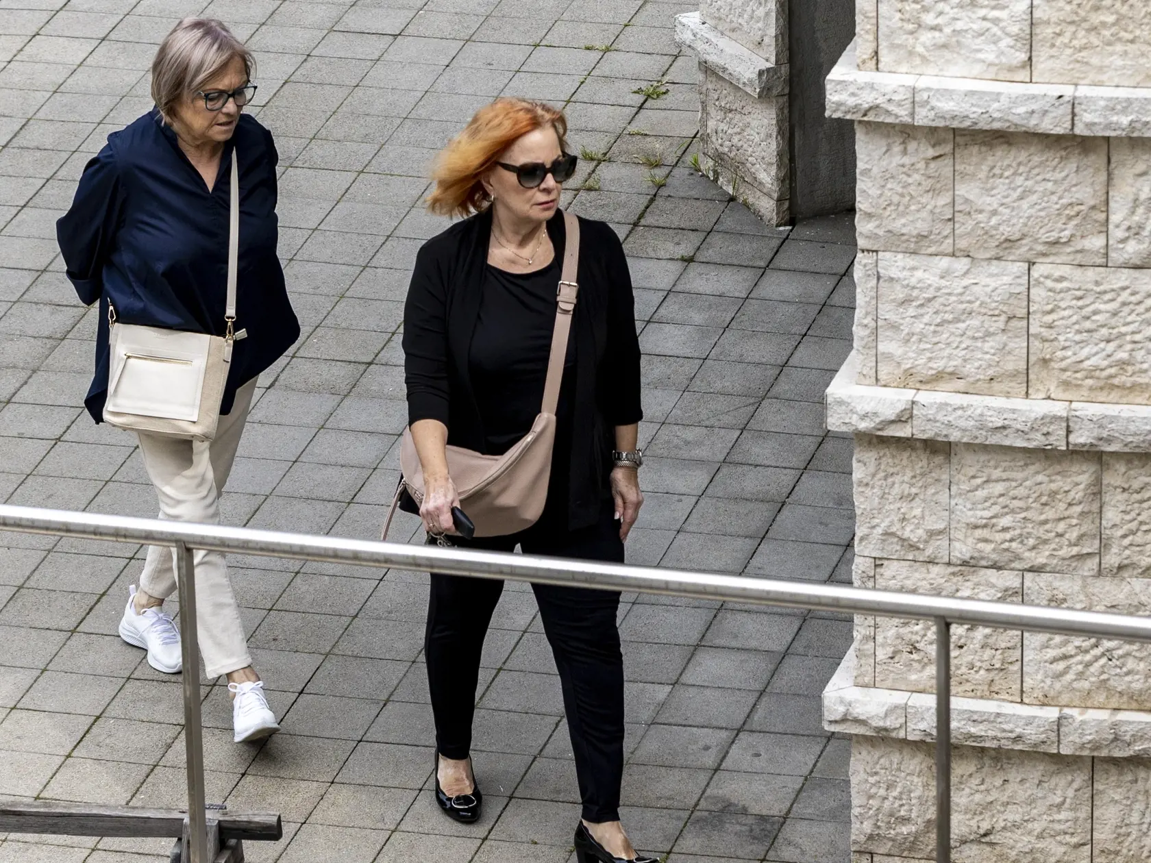 Na snímke je príchod kolegov hercov na poslednú rozlúčku s Danielom Heribanom. Na snímke je Kamila Magálová. 