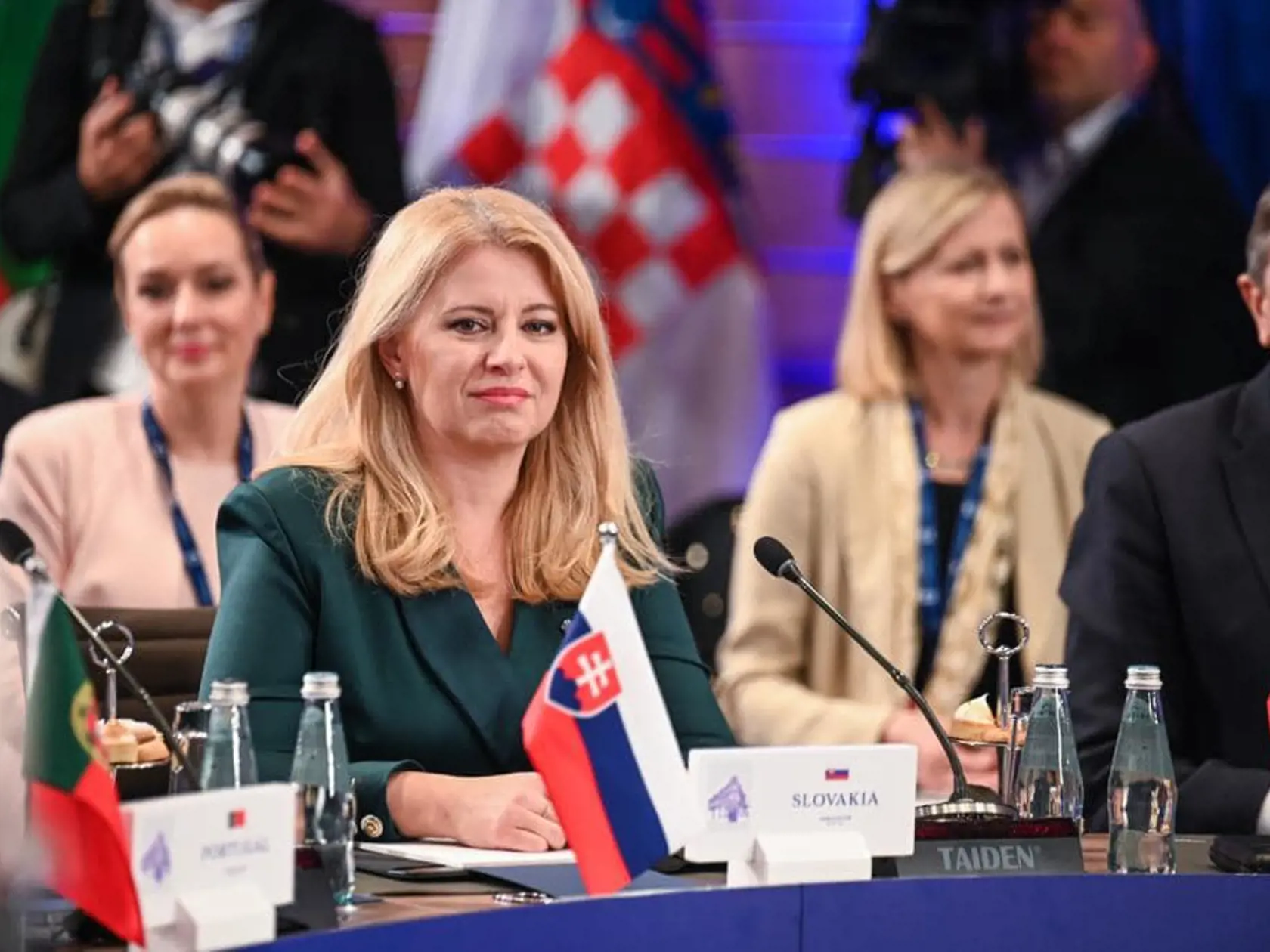 Prezidentka SR Zuzana Čaputová sa vo štvrtok na Malte stretla s ďalšími 11 prezidentmi členských krajín EÚ združených v skupine Arraiolos. Rokovania sa týkali najmä aktuálnej bezpečnostnej situácie v Európe a riešenia energetickej krízy.