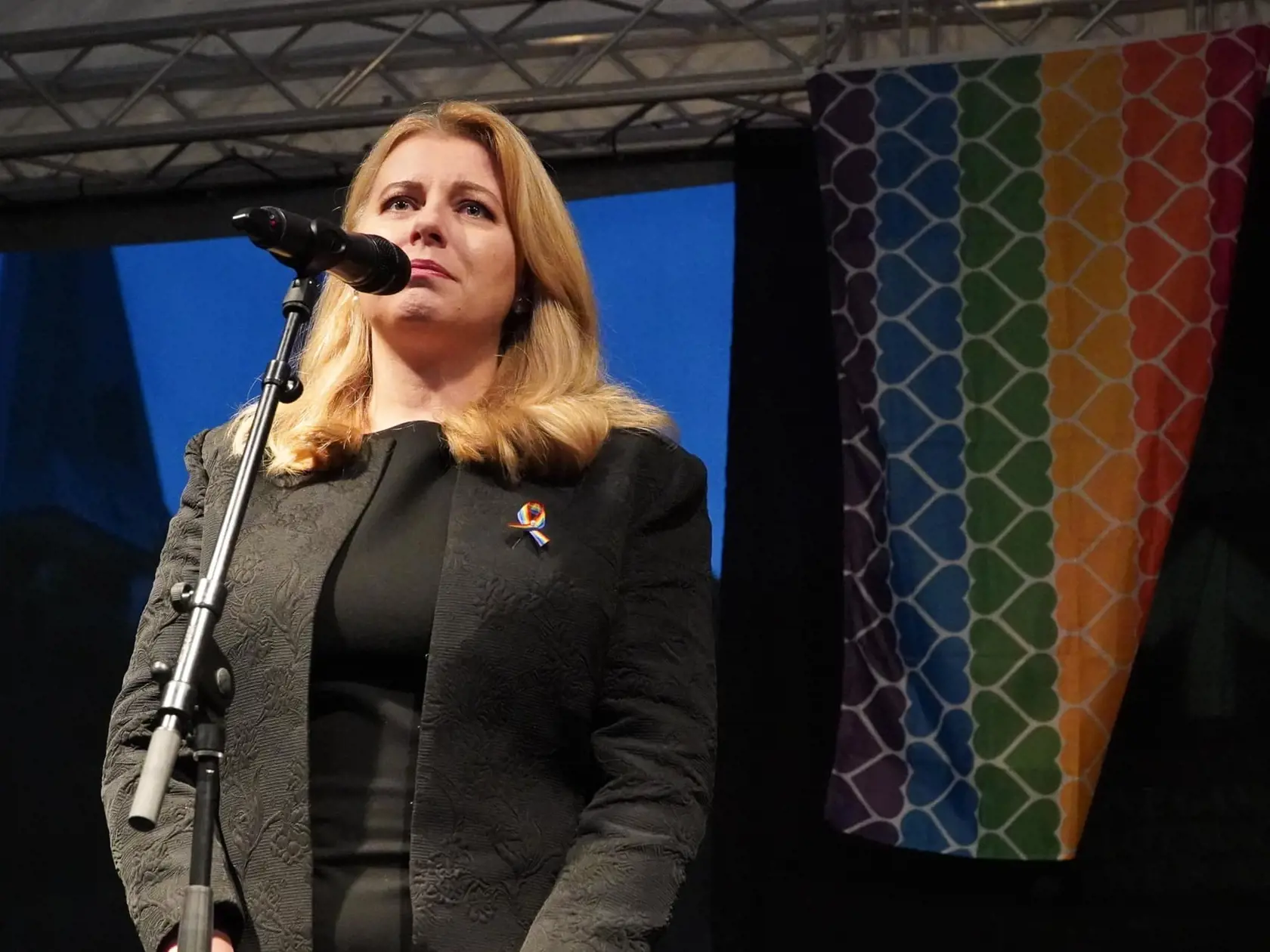 Pochodu proti nenávisti voči LGBTI komunite sa zúčastnila aj prezidentka Zuzana Čaputová. Taktiež vystúpila s príhovorom a potláčala slzy priamo na pódiu!