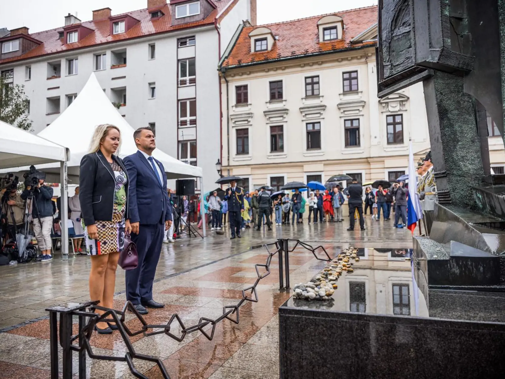 Poslanci Hlasu Pavla Puškárová a Samuel Migaľ pri pamätníku obetí holokaustu.