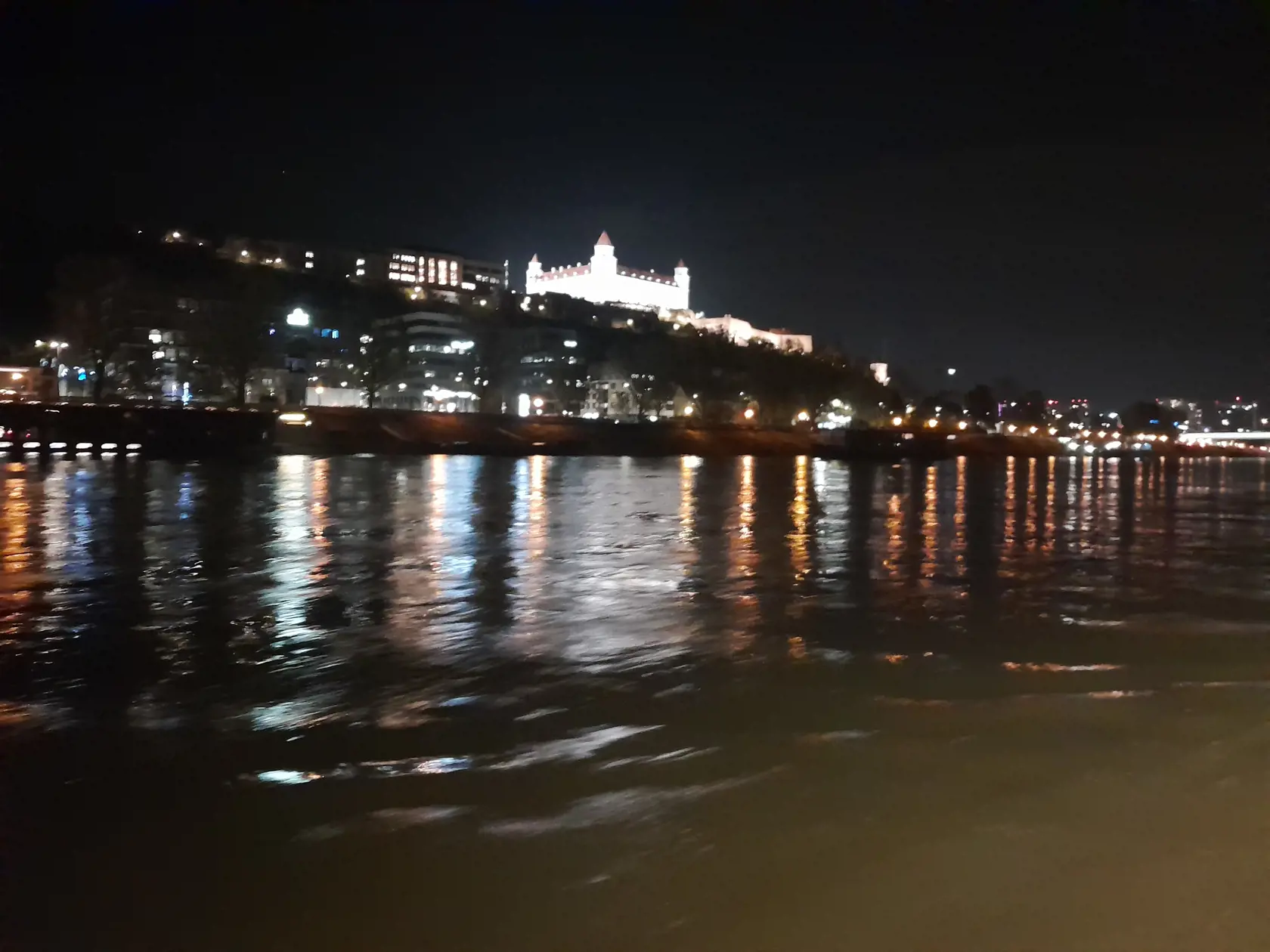 Večerná plavba po Bratislave je romantická aj na jeseň.