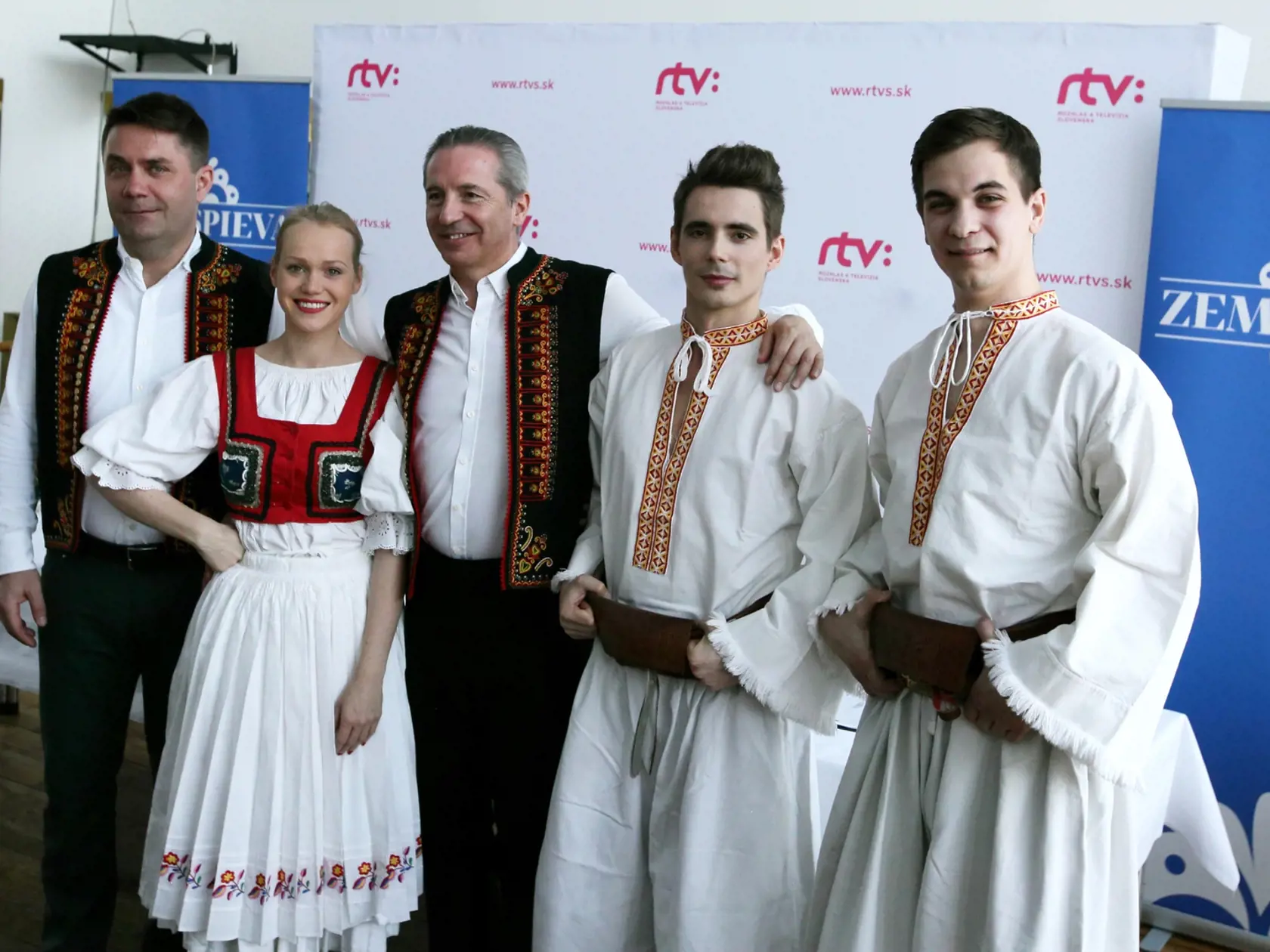 Trio spevákov Dominika Morávková (27), Marek Koleno (26) a Daniel Kis (26).