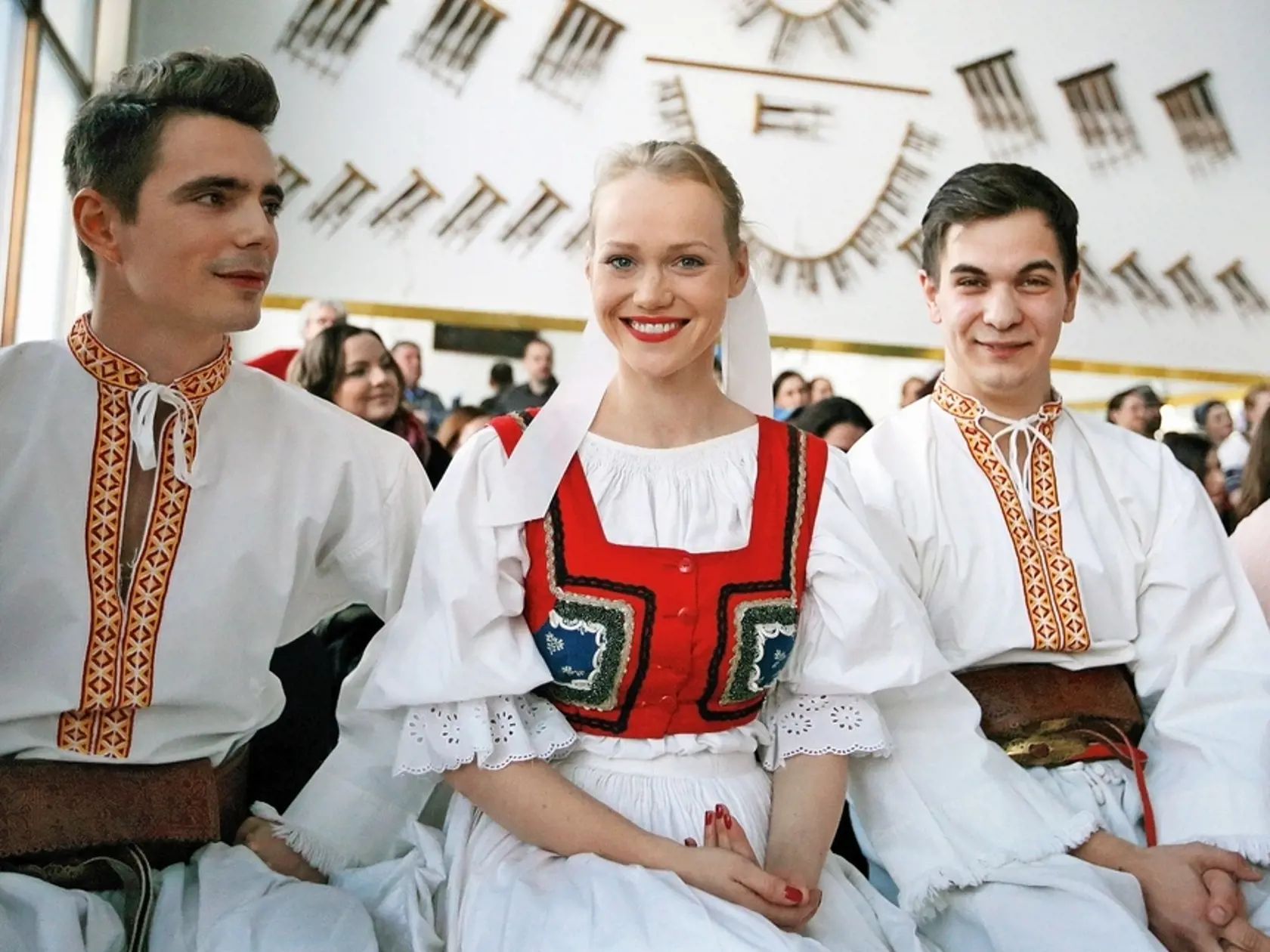 Trio spevákov Dominika Morávková (27), Marek Koleno (26) a Daniel Kis (26).