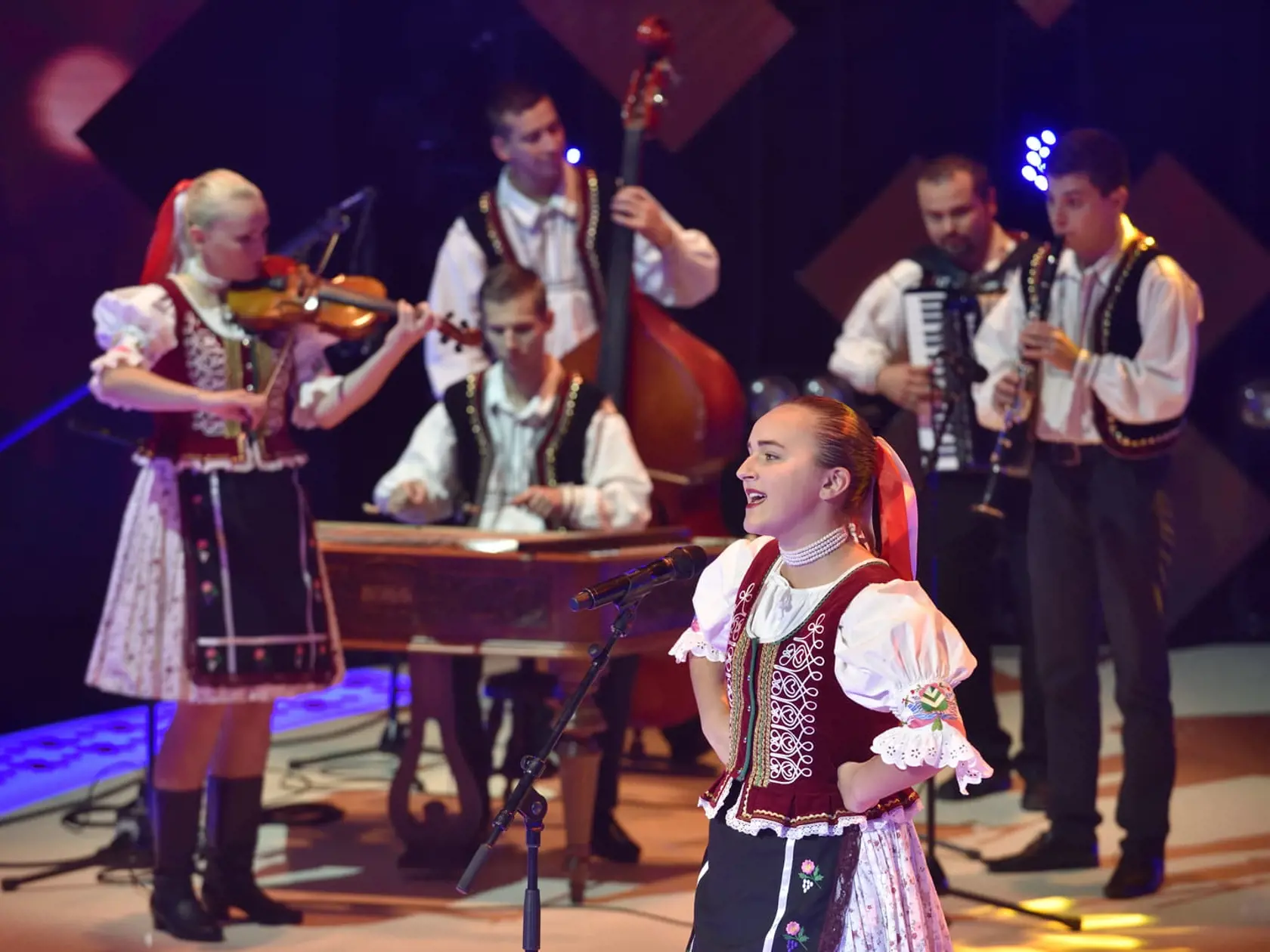 Trio spevákov Dominika Morávková (27), Marek Koleno (26) a Daniel Kis (26).