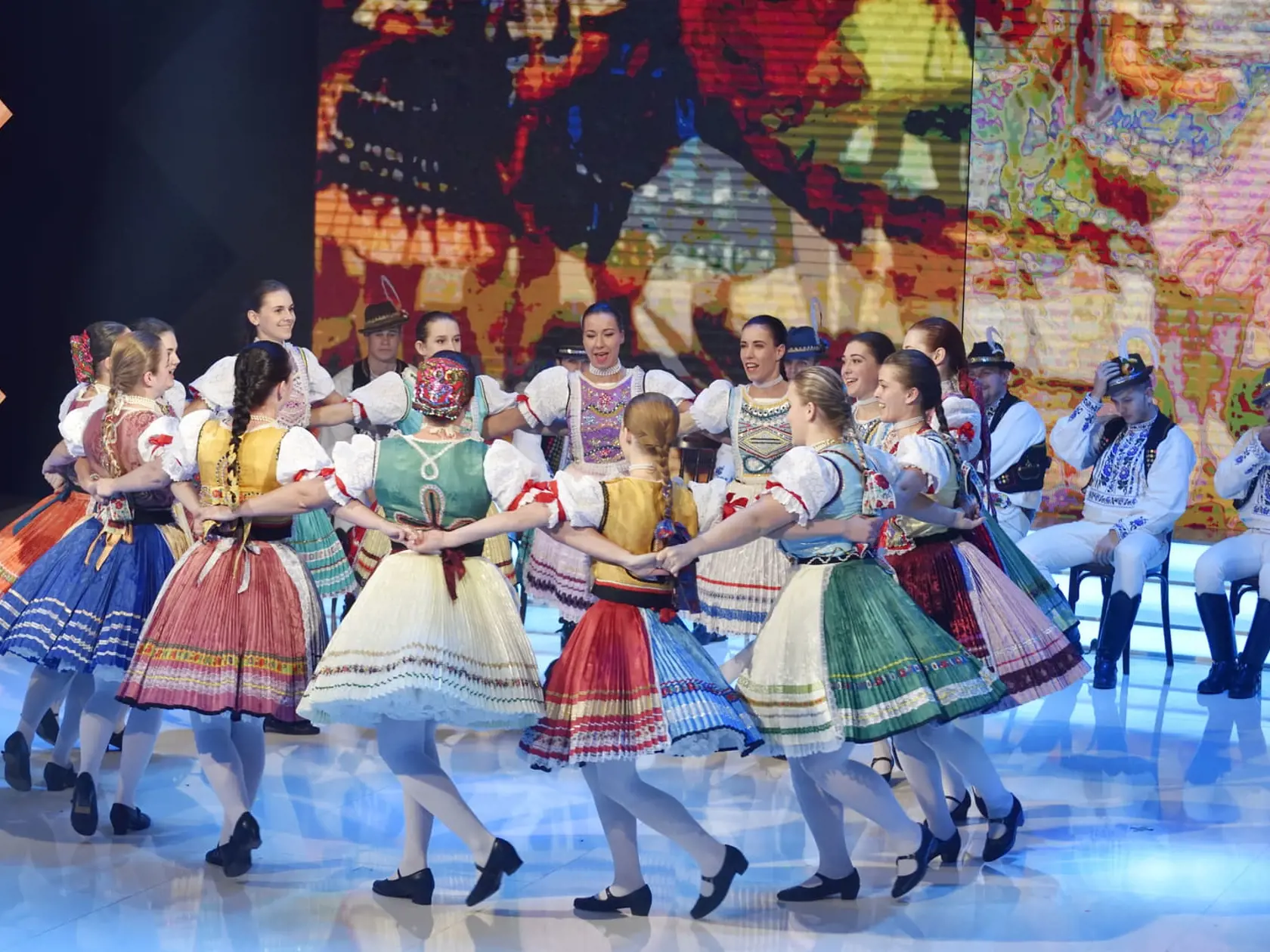 Dominika vyzerá v kroji ako slušná slovenská deva.