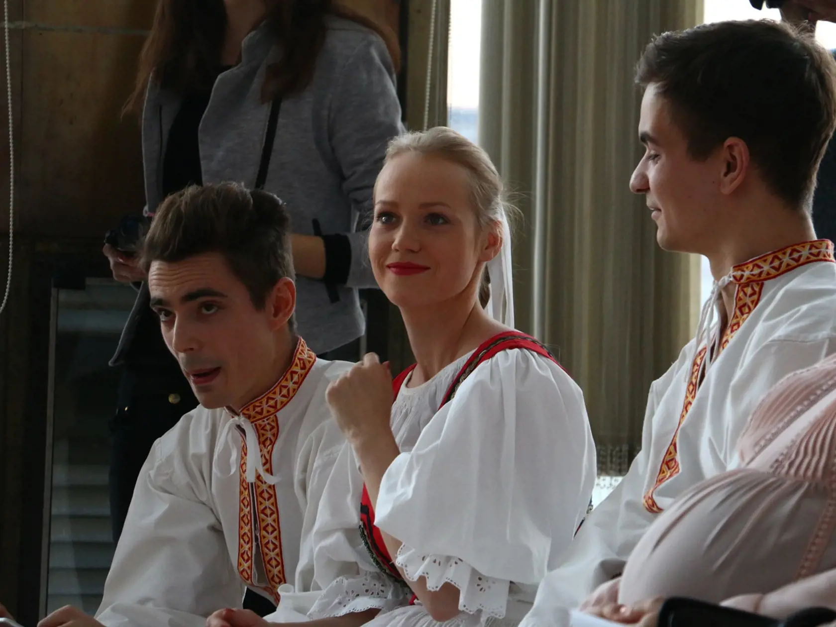 Dominika vyzerá v kroji ako slušná slovenská deva.