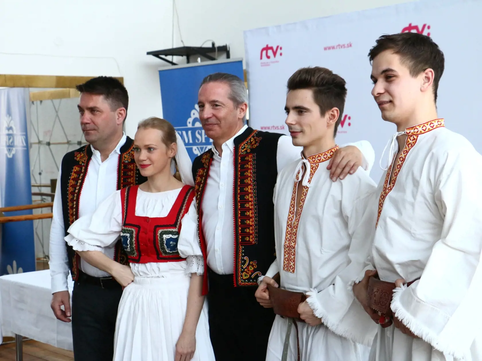 Dominika vyzerá v kroji ako slušná slovenská deva.