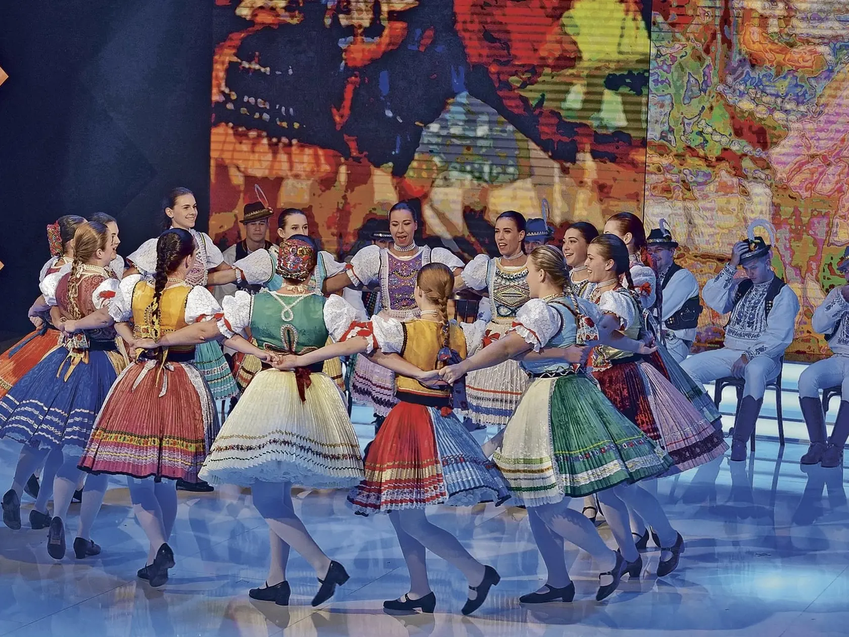 Ako na módnom móle: Zem spieva sa mení aj na prehliadku krojov.