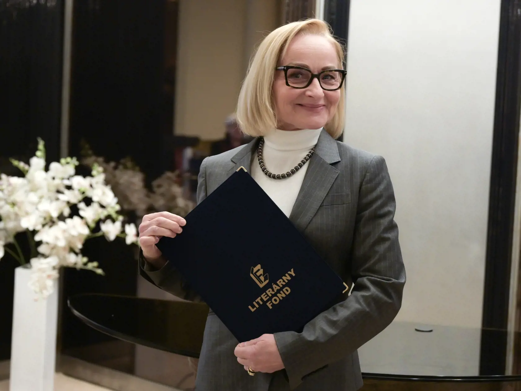 Oľga Belešová s Výročnou cenou, ktorú si prevzala na slávnostnom odovzdávaní Cien Literárneho fondu 27. novembra 2023 v Bratislave.