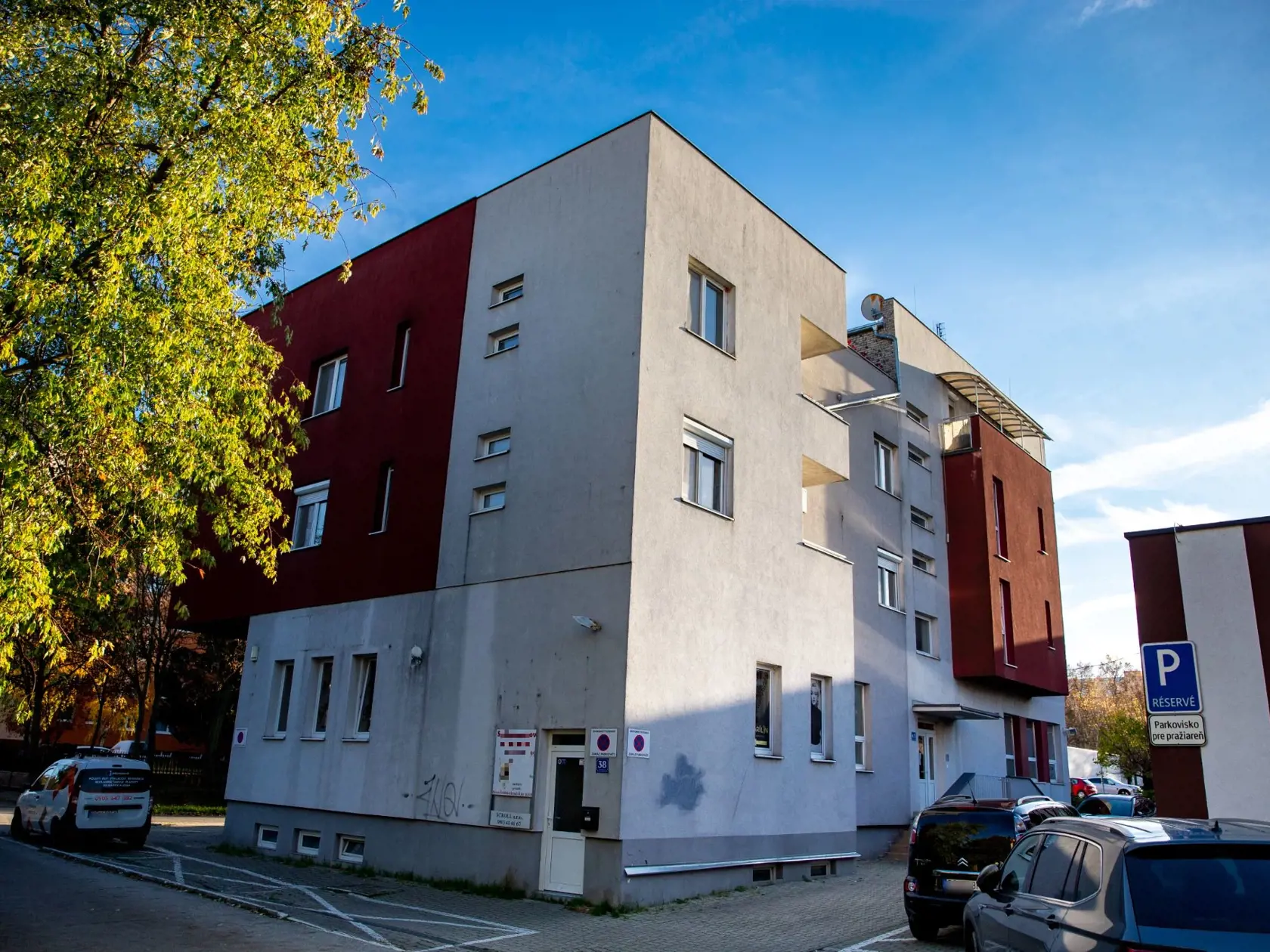 V tejto bytovke v centre Šamorína býva bývalý generálny prokurátor Dobroslav Trnka.