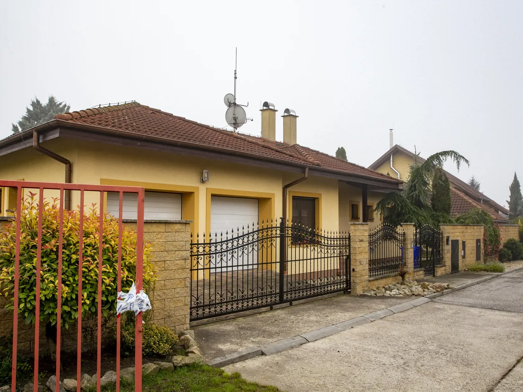 Päťizbovú vilu s vnútorným bazénom, dvojgarážou, rozsiahlym dvorom a so záhradou vlastnia už noví majitelia.