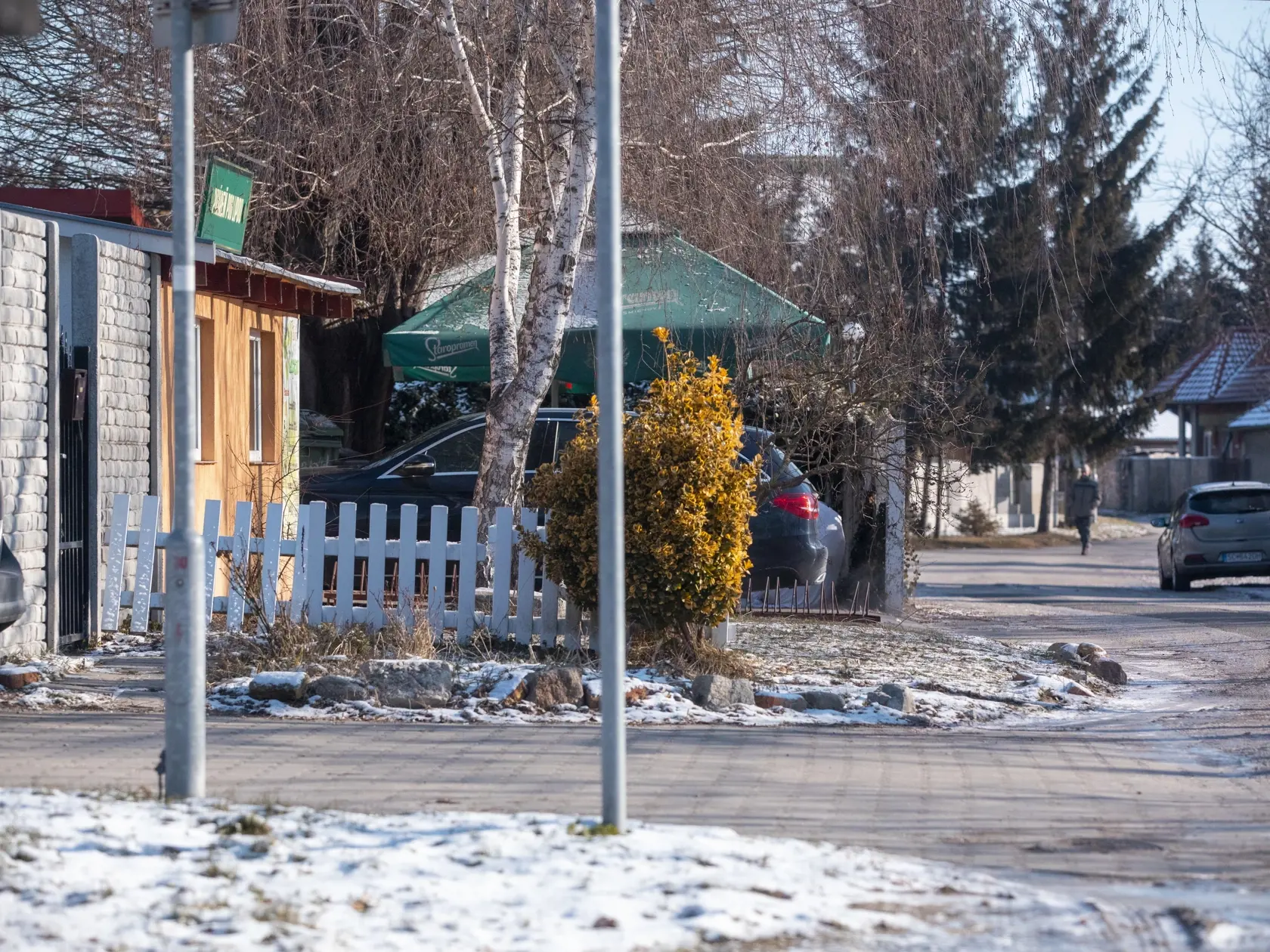 Bývalý generálny pokurátor Dobroslav Trnka v mieste bydliska v Hamuliakove, návšteva miestnej krčmy. Vilu Trnkovcov už vlastní dnes istý manželský pár. Trnkovci sa presťahovali do bytovky v Šamoríne. (archívne foto)
