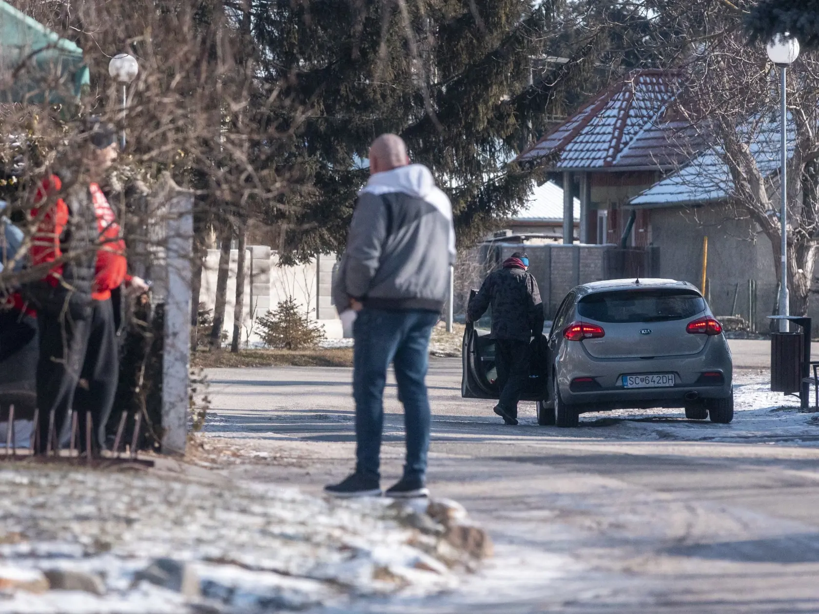 Bývalý generálny pokurátor Dobroslav Trnka v mieste bydliska v Hamuliakove, návšteva miestnej krčmy. Vilu Trnkovcov už vlastní dnes istý manželský pár. Trnkovci sa presťahovali do bytovky v Šamoríne. (archívne foto)