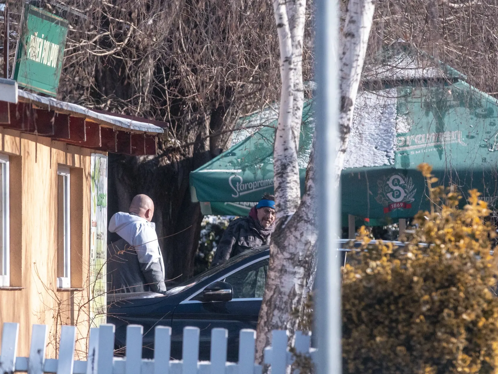 Bývalý generálny pokurátor Dobroslav Trnka v mieste bydliska v Hamuliakove, návšteva miestnej krčmy. Vilu Trnkovcov už vlastní dnes istý manželský pár. Trnkovci sa presťahovali do bytovky v Šamoríne. (archívne foto)
