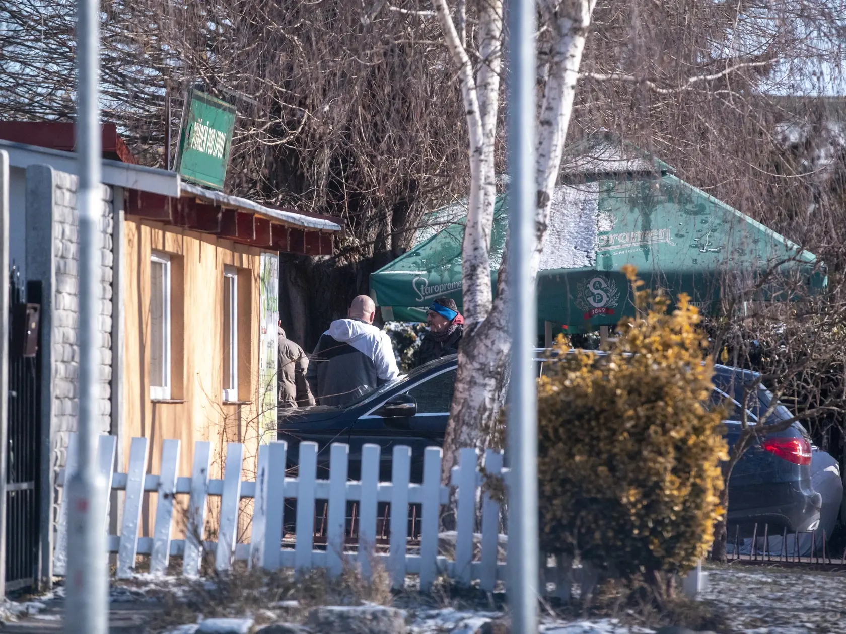Bývalý generálny pokurátor Dobroslav Trnka v mieste bydliska v Hamuliakove, návšteva miestnej krčmy. Vilu Trnkovcov už vlastní dnes istý manželský pár. Trnkovci sa presťahovali do bytovky v Šamoríne. (archívne foto)
