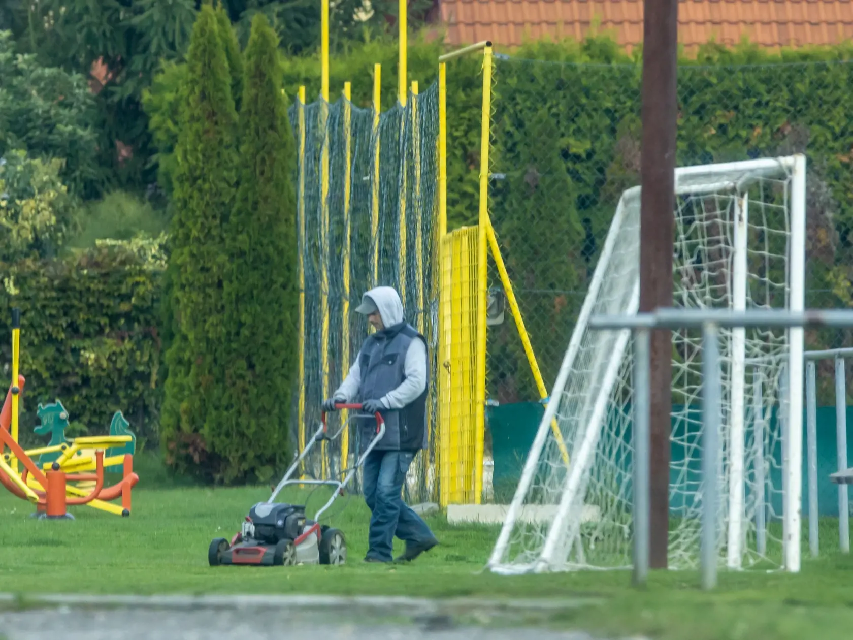 Na snímke je kosenie futbalového ihriska. (archívne foto)