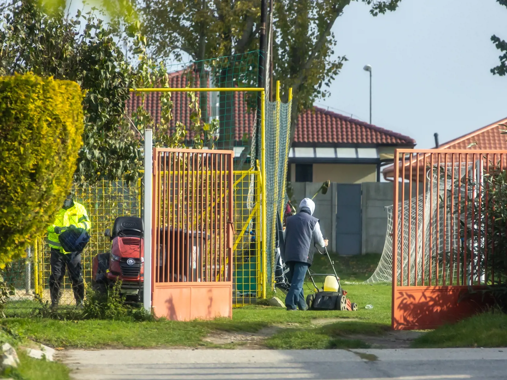 Na snímke je kosenie futbalového ihriska. (archívne foto)