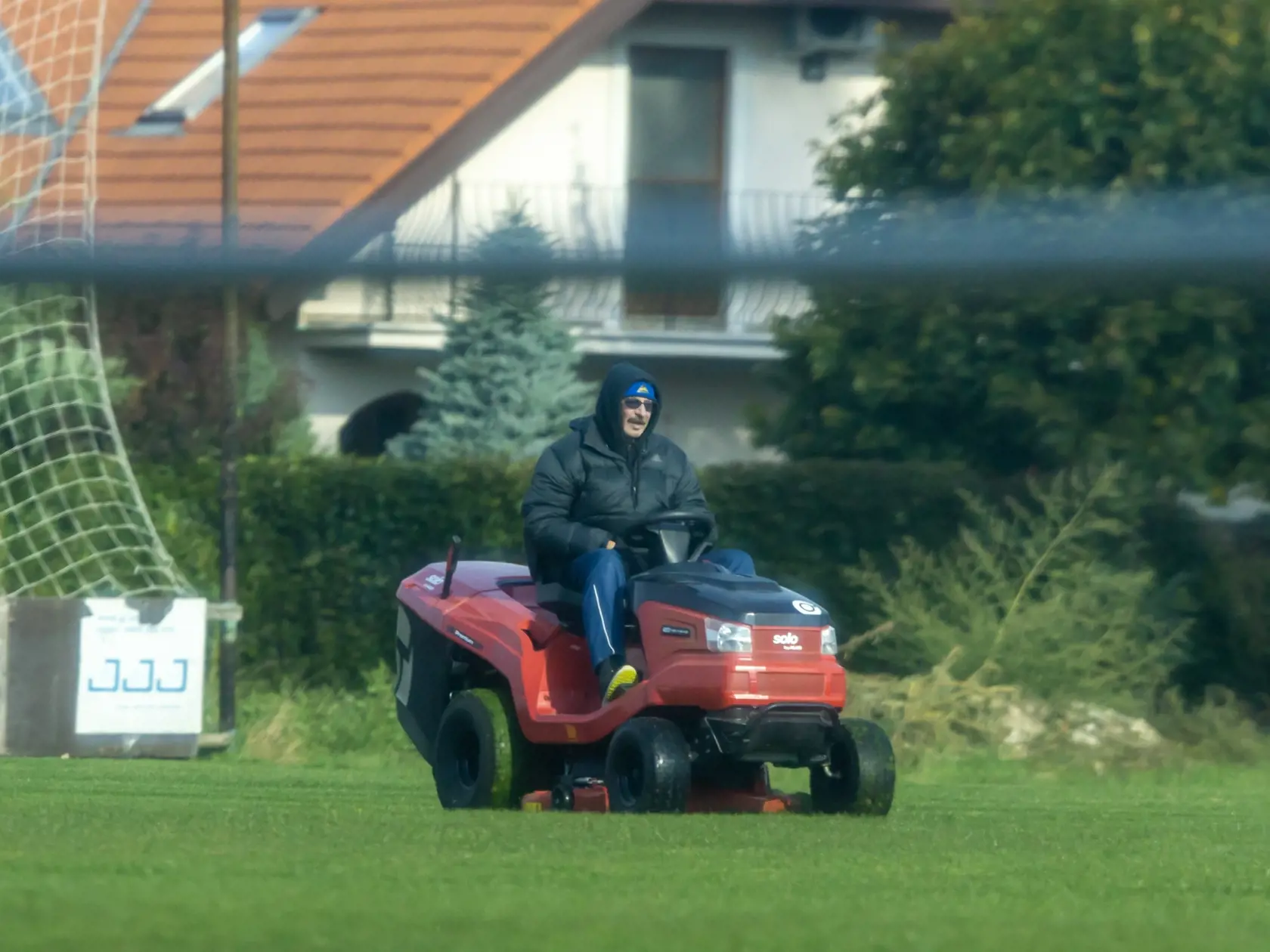 Na snímke je Dobroslav Trnka počas kosenia futbalového ihriska. (archívne foto)