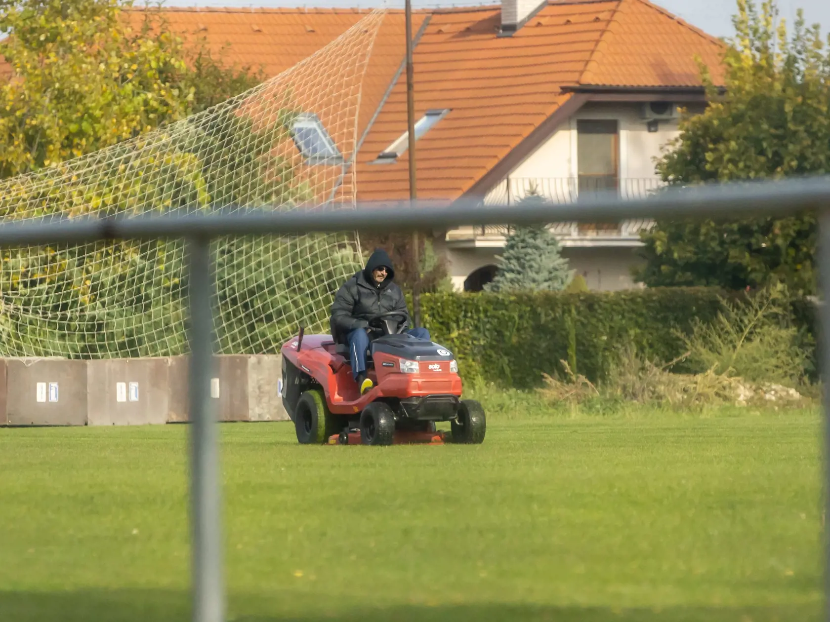 Na snímke je Dobroslav Trnka počas kosenia futbalového ihriska. (archívne foto)