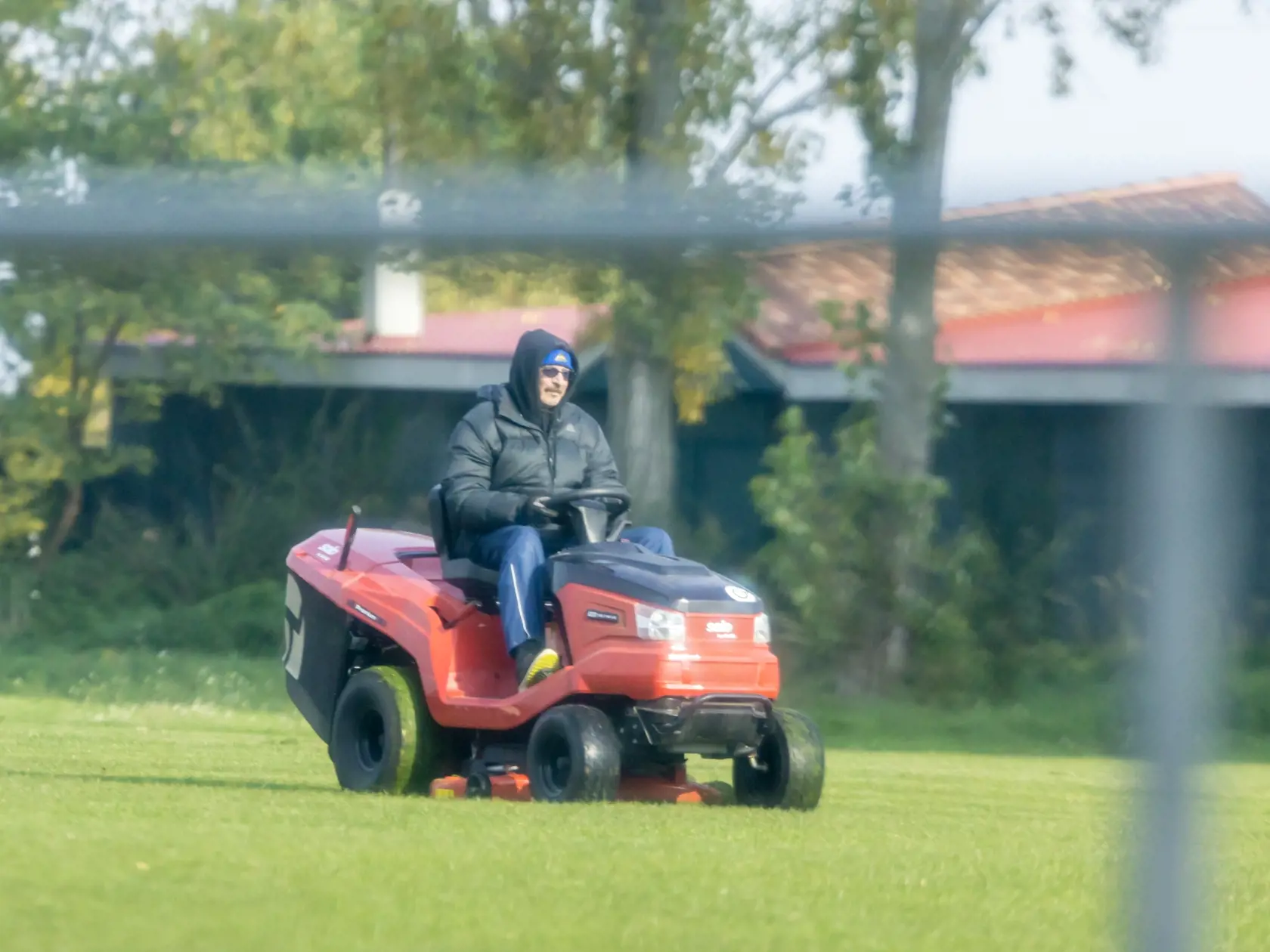 P7: TRNKA KOSÍ TRÁVU. (archívne foto)