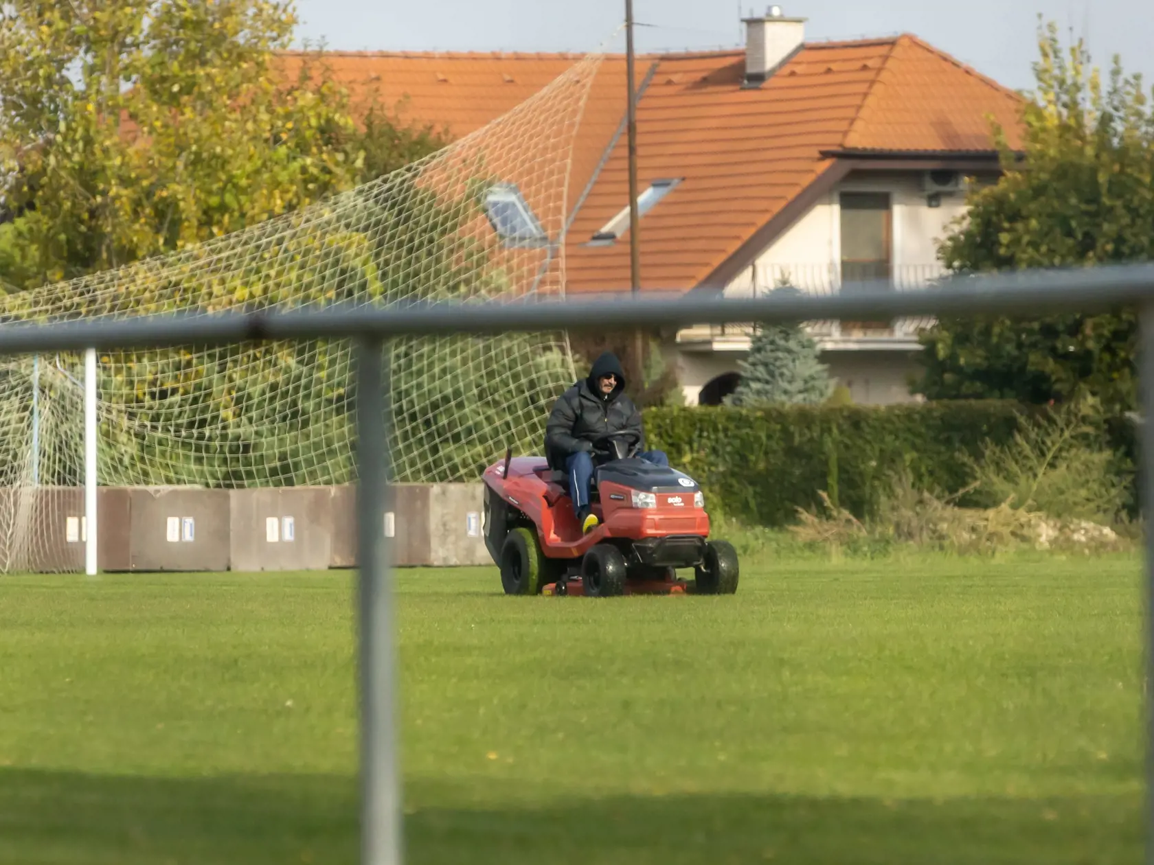 Na snímke je Dobroslav Trnka počas kosenia futbalového ihriska. (archívne foto)
