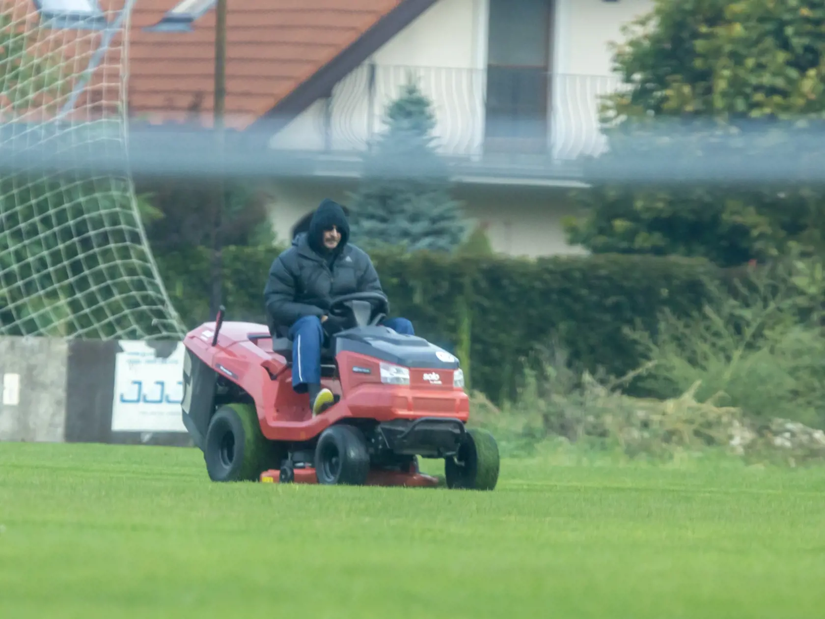 Na snímke je Dobroslav Trnka počas kosenia futbalového ihriska. (archívne foto)