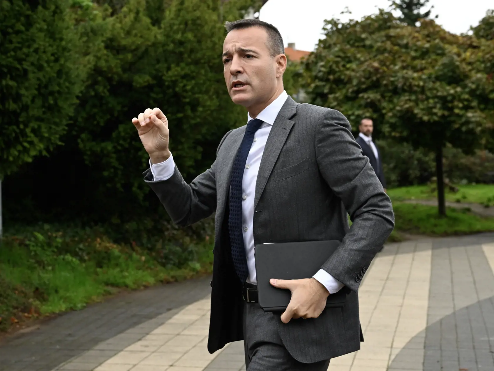 Minister školstva, výskumu, vývoja a mládeže SR Tomáš Drucker (Hlas) prichádza na výjazdové rokovanie vlády SR 9. októbra 2024 v Modre. 