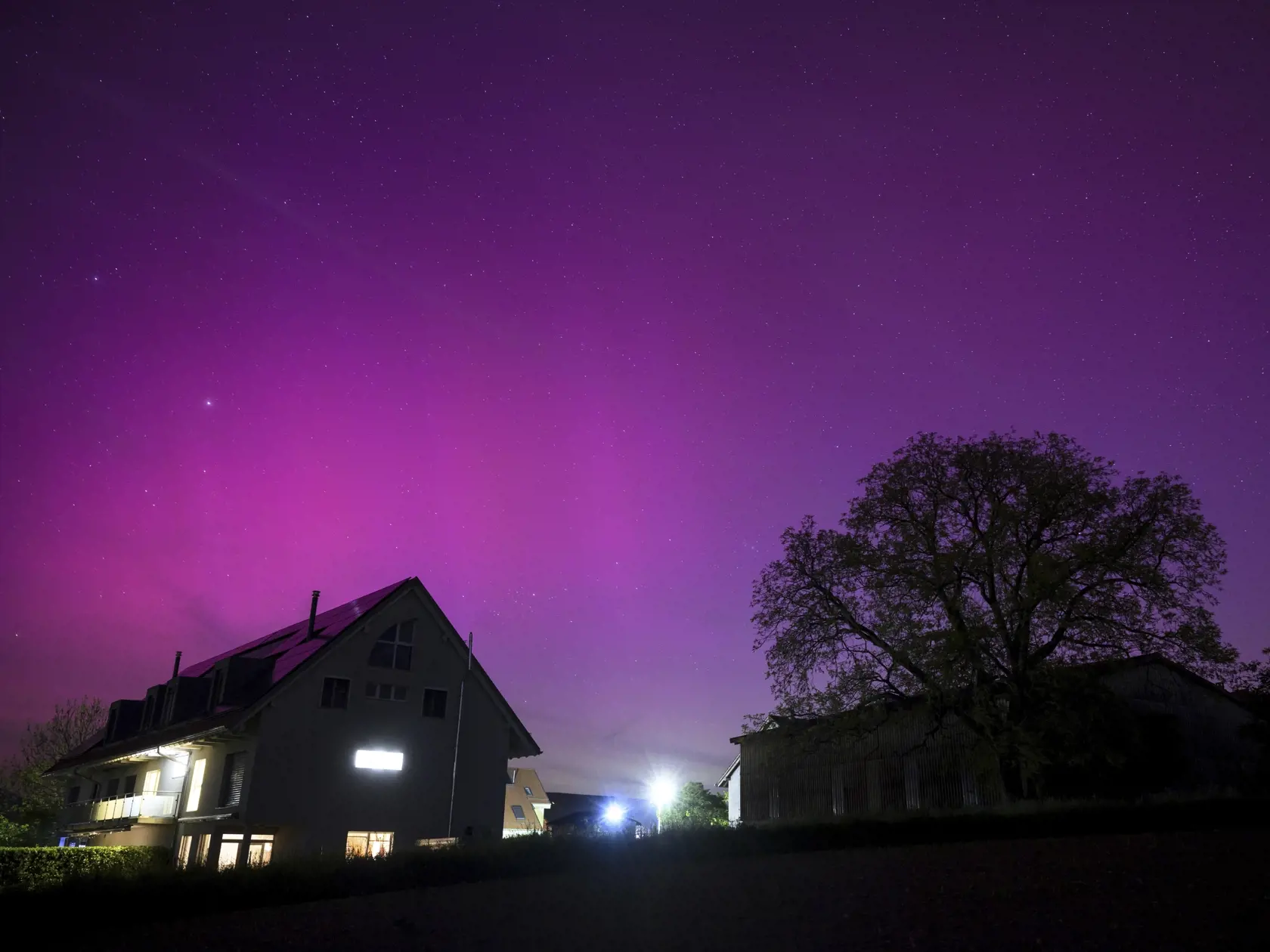 KK24 Daillens - Na snímke polárna žiara na večernej oblohe v dedine Daillens vo Švajčiarsku 11. mája 2024. FOTO TASR/AP
Northern lights glow in the night sky above the village of Daillens, Switzerland, early Saturday, May 11, 2024. (Laurent Gillieron/Keystone via AP)
