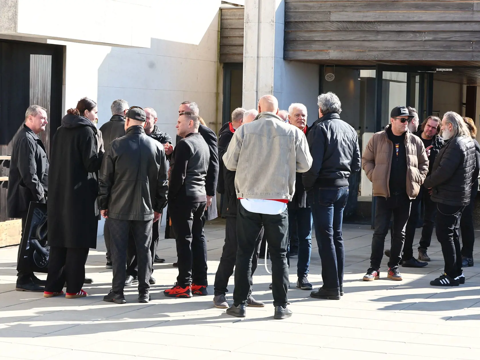3. marec 2025, Bratislava - krematórium: Posledná rozlúčka s hudobníkom zo Starmanie Dušanom Giertlom. Nechýbal ani Vratko Rohoň z Iné Kafe (vpravo v šiltovke).