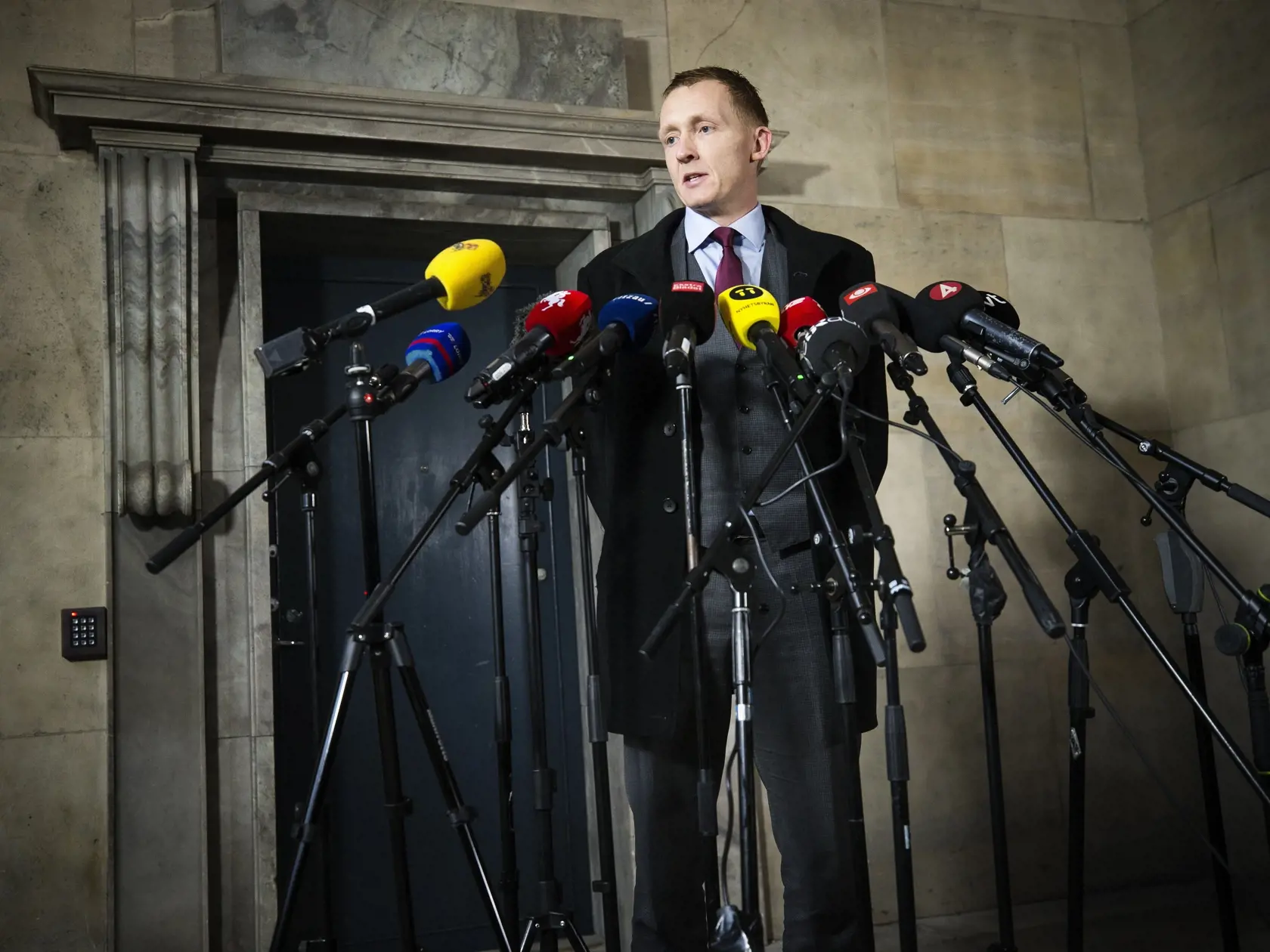 Kodaňský špeciálny prokurátor Jakob Buch-Jepsen informuje novinárov počas tlačovej konferencie pred sídlom polície v Kodani 16. januára 2018.