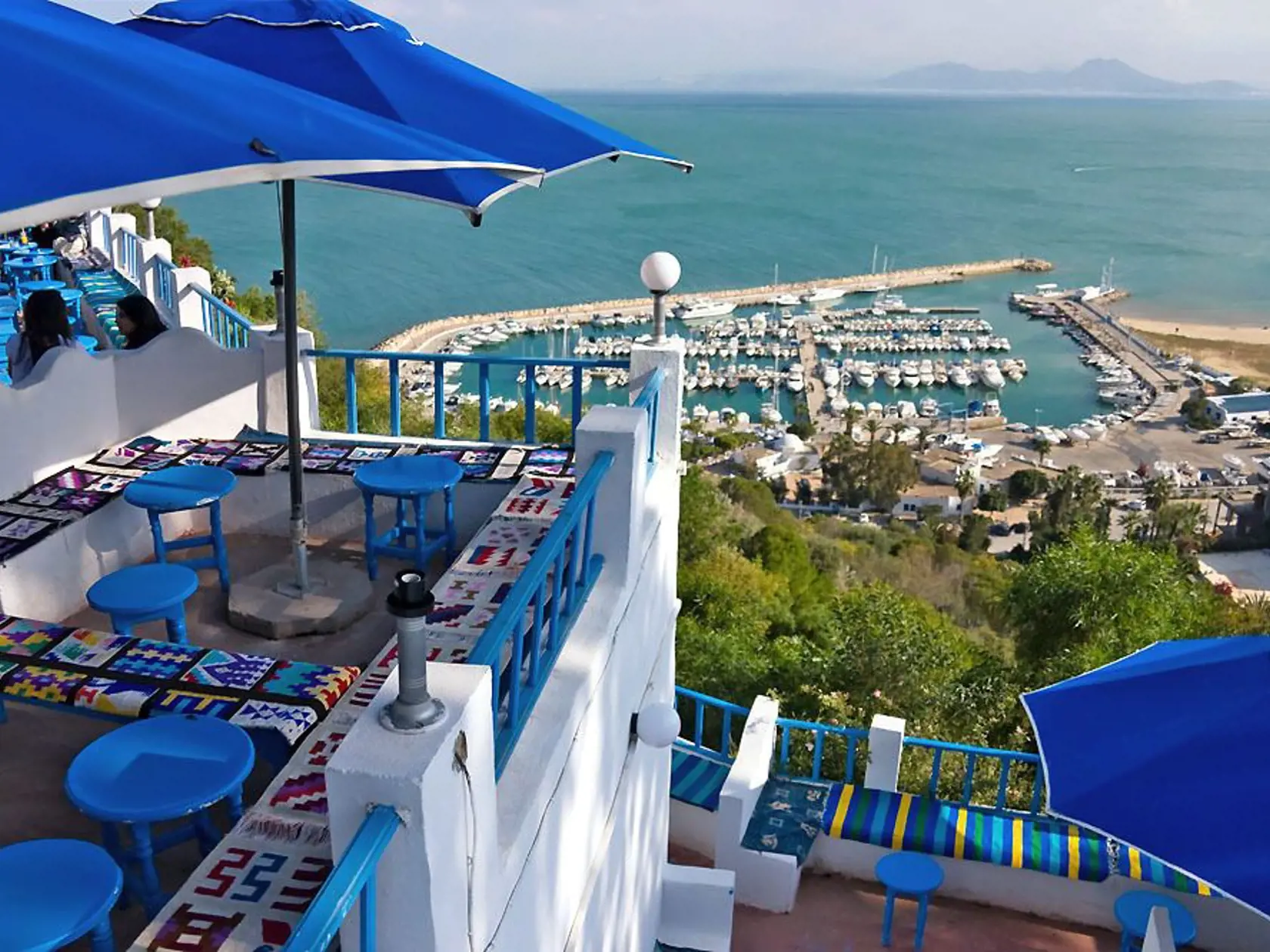 Výhľad z mestečka Sidi Bou Said. Slovákov tu radi privítajú.