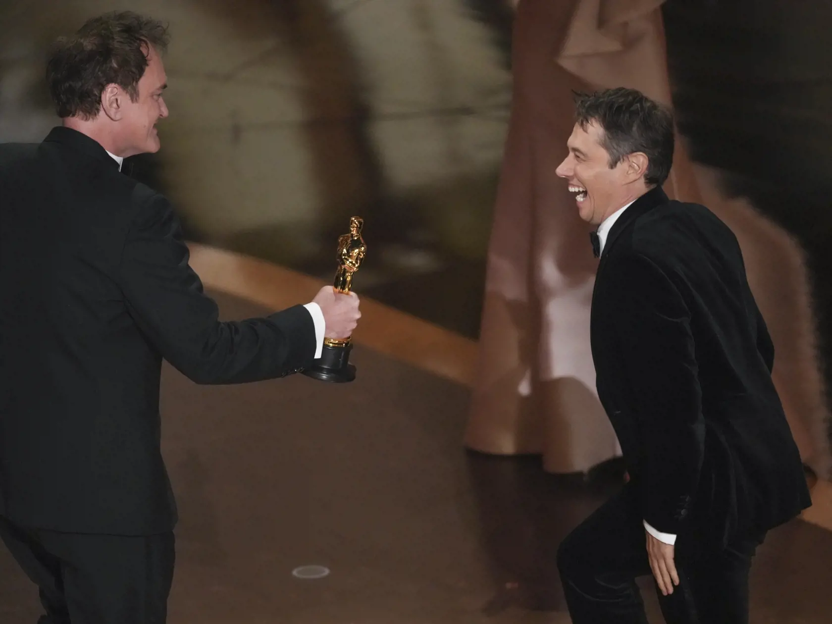 KK17 Los Angeles - Quentin Tarantino (vľavo) odovzdáva cenu americkému režisérovi Seanovi Bakerovi v kategórii najlepšia réžia za snímku Anora na 97. ročníku odovzdávania Oscarov 2. marca 2025 v Los Angeles. FOTO TASR/AP
Quentin Tarantino, left, presents the award for best director to Sean Baker for "Anora" during the Oscars on Sunday, March 2, 2025, at the Dolby Theatre in Los Angeles. (AP Photo/Chris Pizzello)