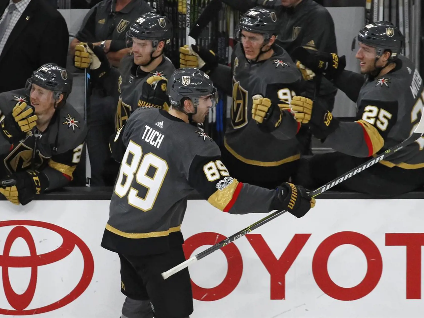 Aj neznámy hráč Tuch je odrazu medzi uznávanými borcami NHL.