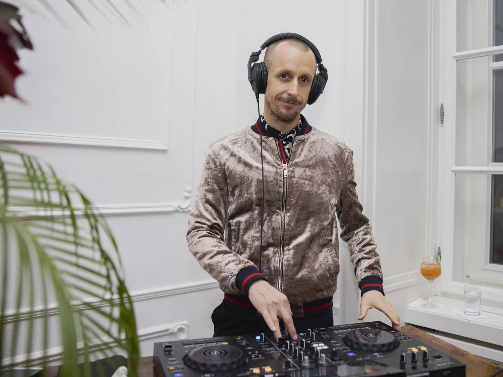 Na snímke majiteľ Teplárne Roman Samotný, ktorý robil počas celého večera DJ.