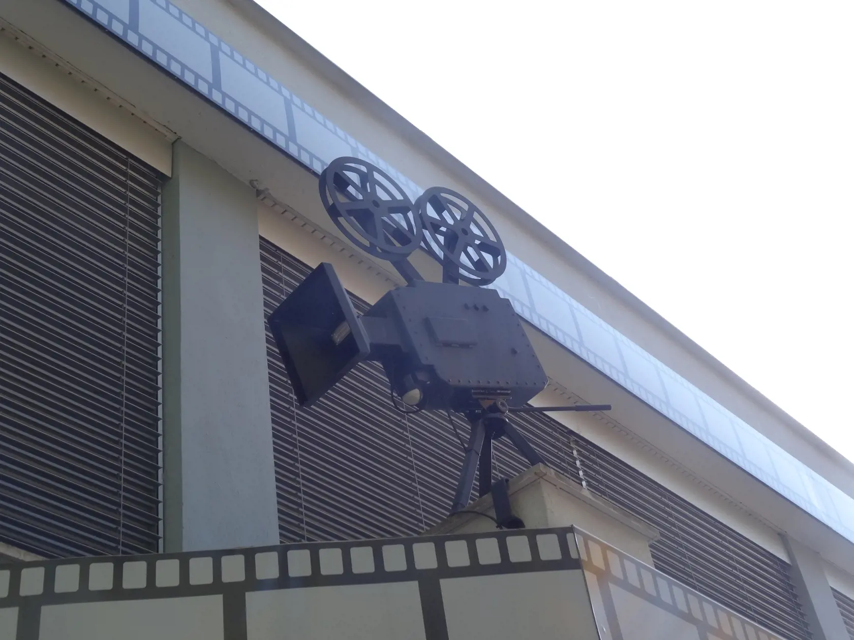 Priestory, kde je kvetinárstvo pani Žilíkovej  je zaujímavá budova v ktorej funguje kino. Na priečelí je model historickej kamery.