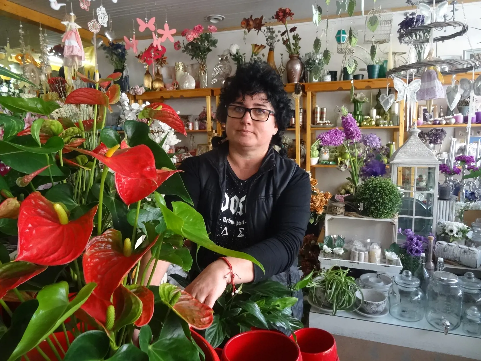 Pani Ľubka sa smiala, že oblečená v čiernom ladí s červenými antúriami  a črepníkmi rovnakej farby.