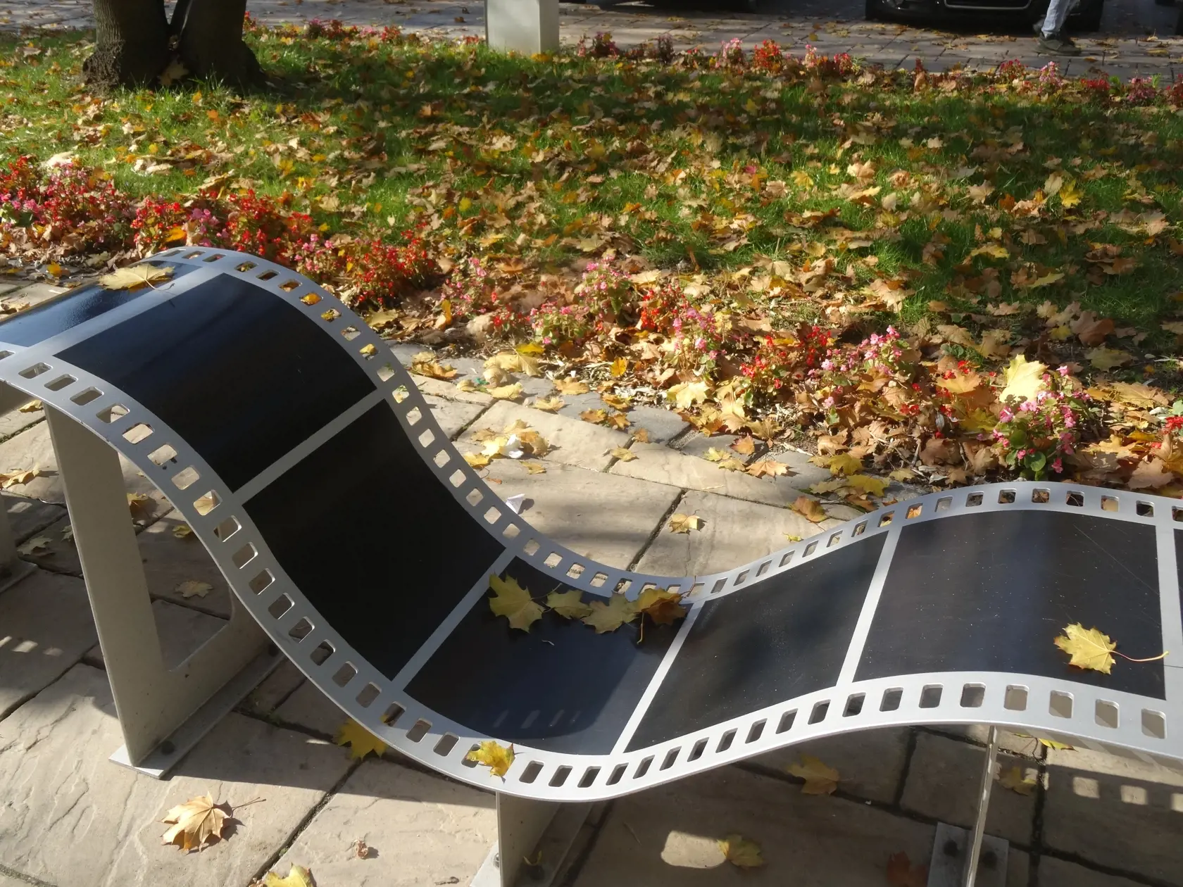 Pred kvetinárstvom nás upútala lavička v tvare filmového pasu.