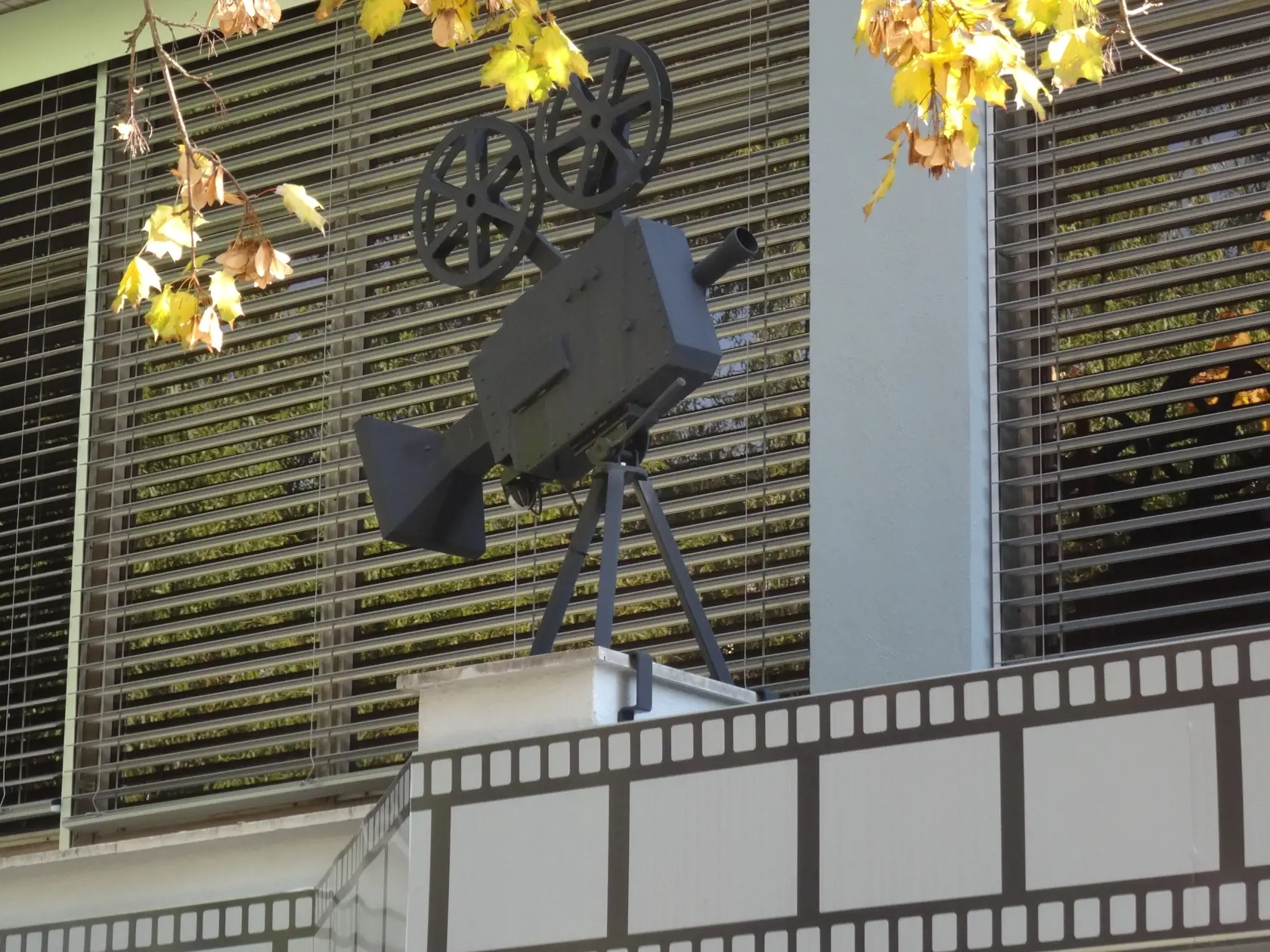 Priestory, kde je kvetinárstvo pani Žilíkovej  je zaujímavá budova v ktorej funguje kino. Na priečelí je model historickej kamery.