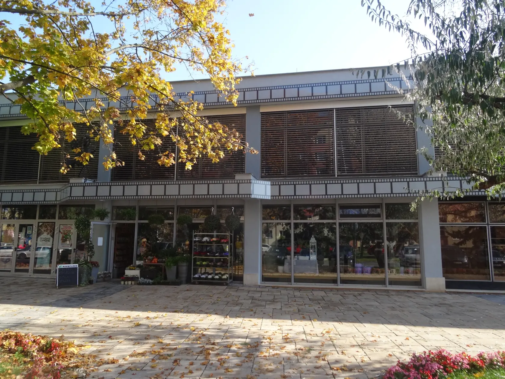 Priestory, kde je kvetinárstvo pani Žilíkovej  je zaujímavá budova v ktorej funguje kino. Na priečelí je model historickej kamery a filmové pásy.