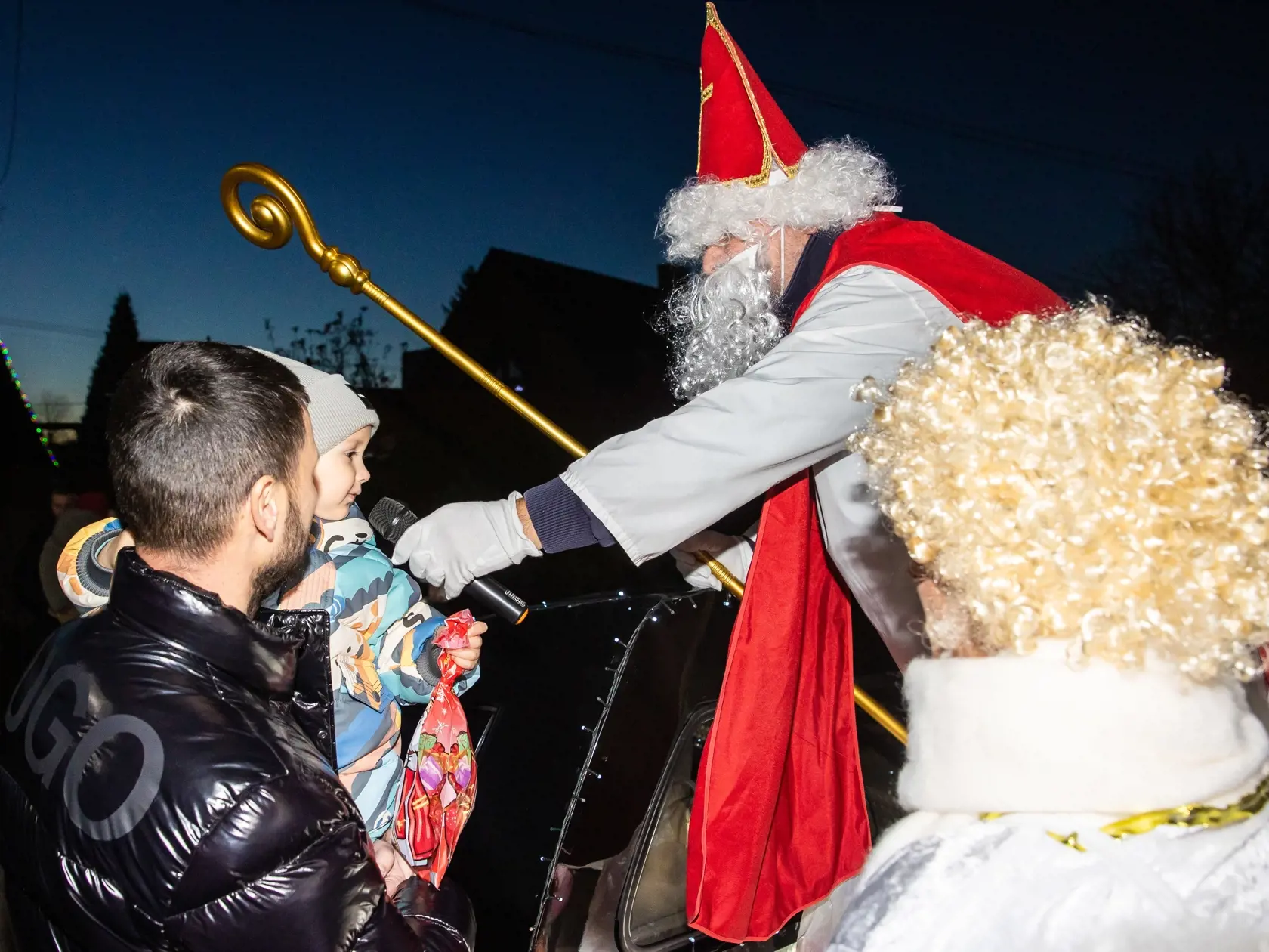 Presne o 16:30 sa otvorili dvere garáže a Mikuláš na svojom štvorkolesovom tátoši vyštartoval rozdávať radosť. Za volantom auta sedel samotný Patrik.